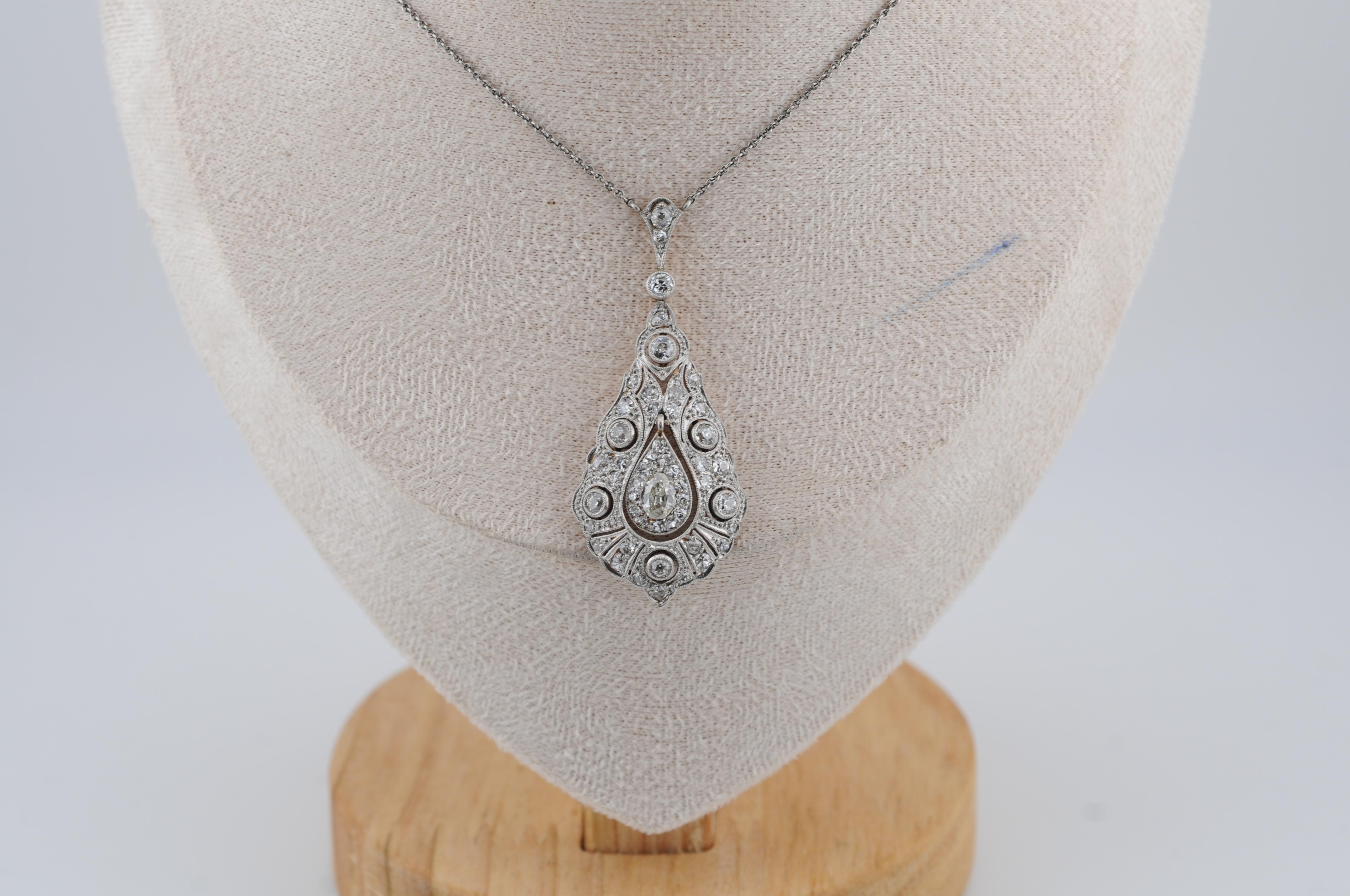 Elegant collier Art Déco en or 14K, serti d'un total de 3 carats de diamants. La pièce pèse 8 grammes et présente la géométrie nette et le style raffiné typiques de la période Art déco.