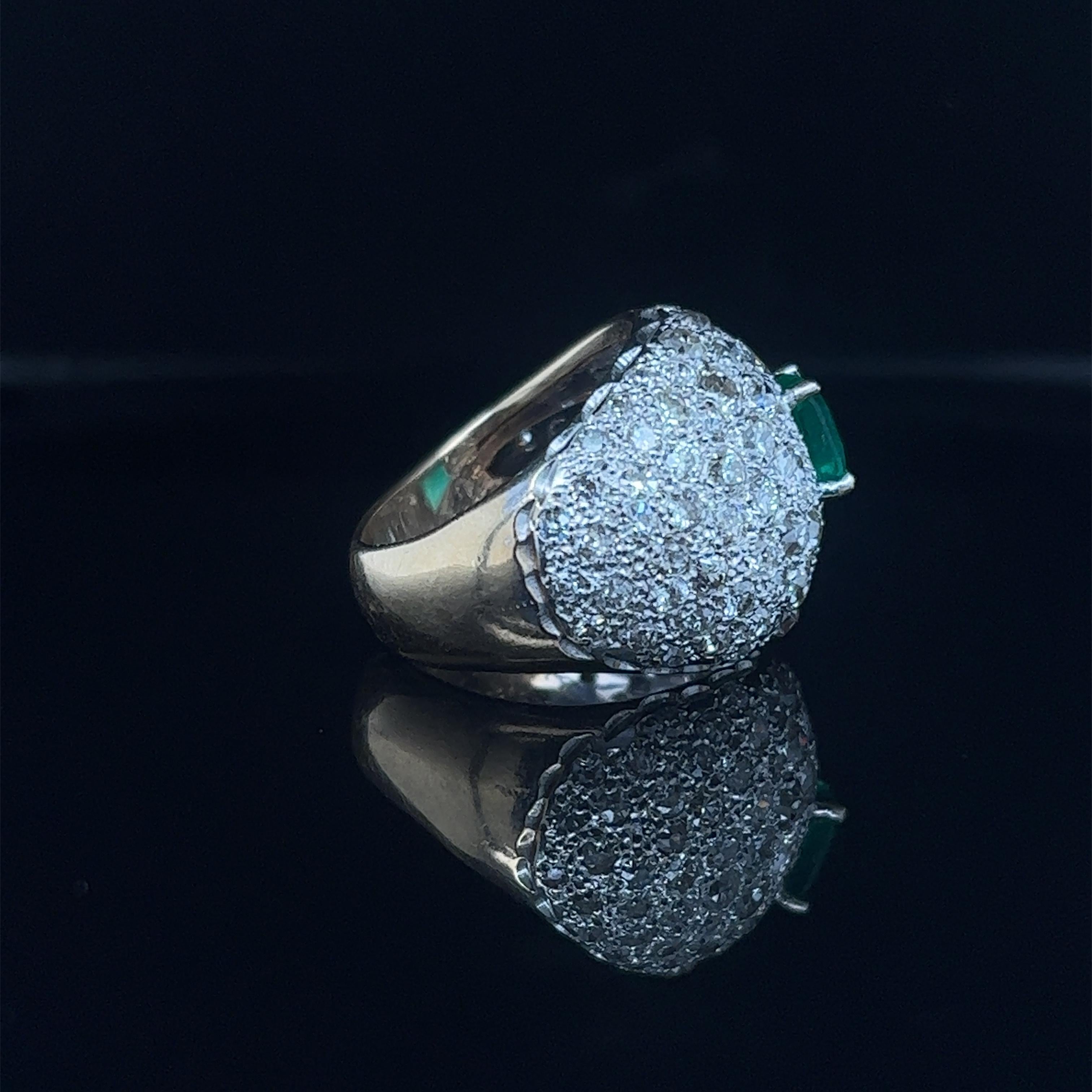 Bague dôme Art déco en platine et or avec diamants et émeraudes de Colombie Bon état - En vente à MIAMI, FL