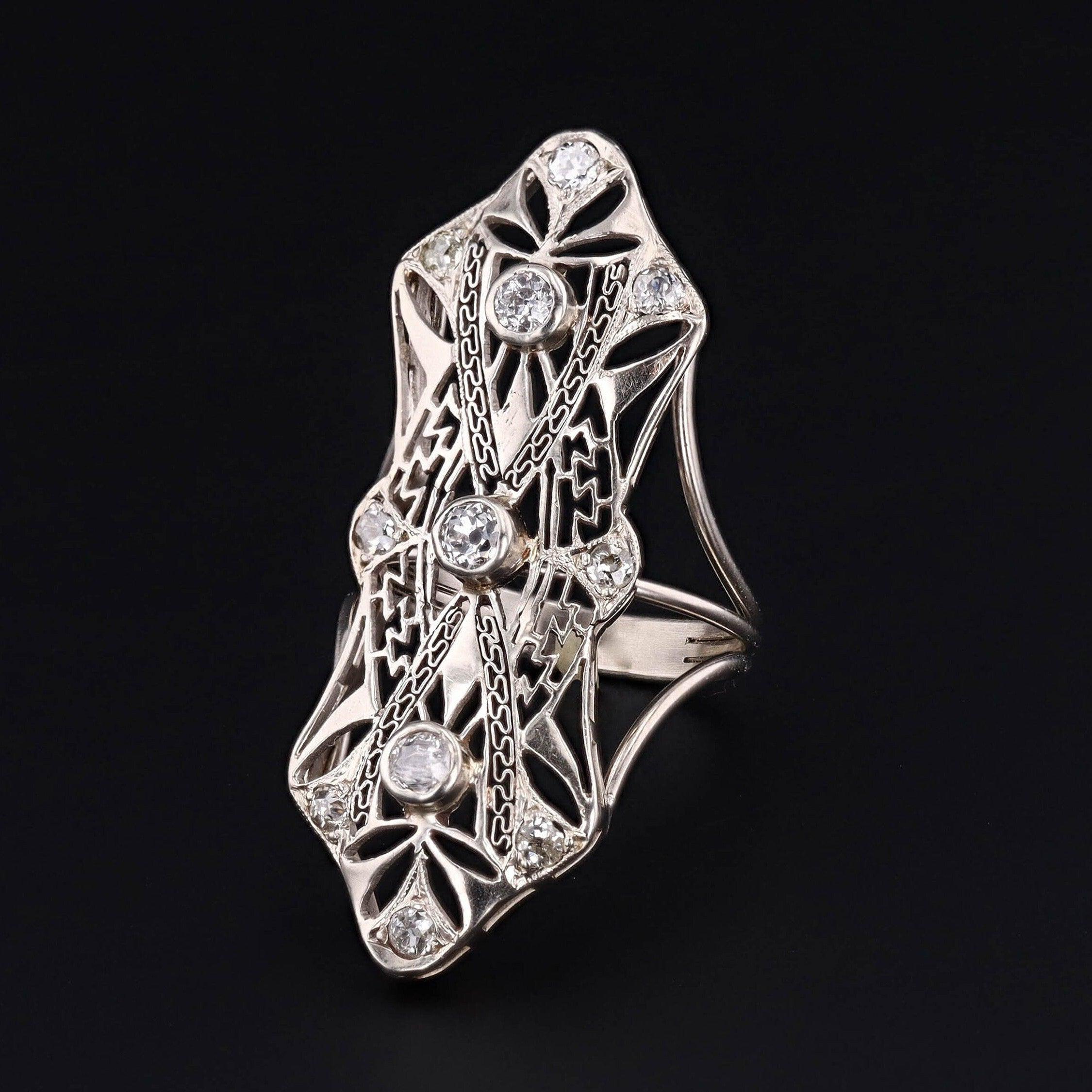 Drammatico anello di diamanti Art Deco in oro bianco 14 e 10 carati - Conversione in spilla, circa 1920-1930

Aggiungi un tocco di glamour antico alla tua collezione con questo anello di diamanti in stile Art Déco, un pezzo squisito rivisitato per