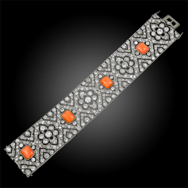 Art Deco Diamant-Korallen-Gliederarmband aus Platin.

Ein durchbrochenes französisches Art-Déco-Armband, das für die Epoche emblematisch ist und durchgehend brillant funkelt. Dieses Armband zeigt ein sich wiederholendes Blumenmotiv mit