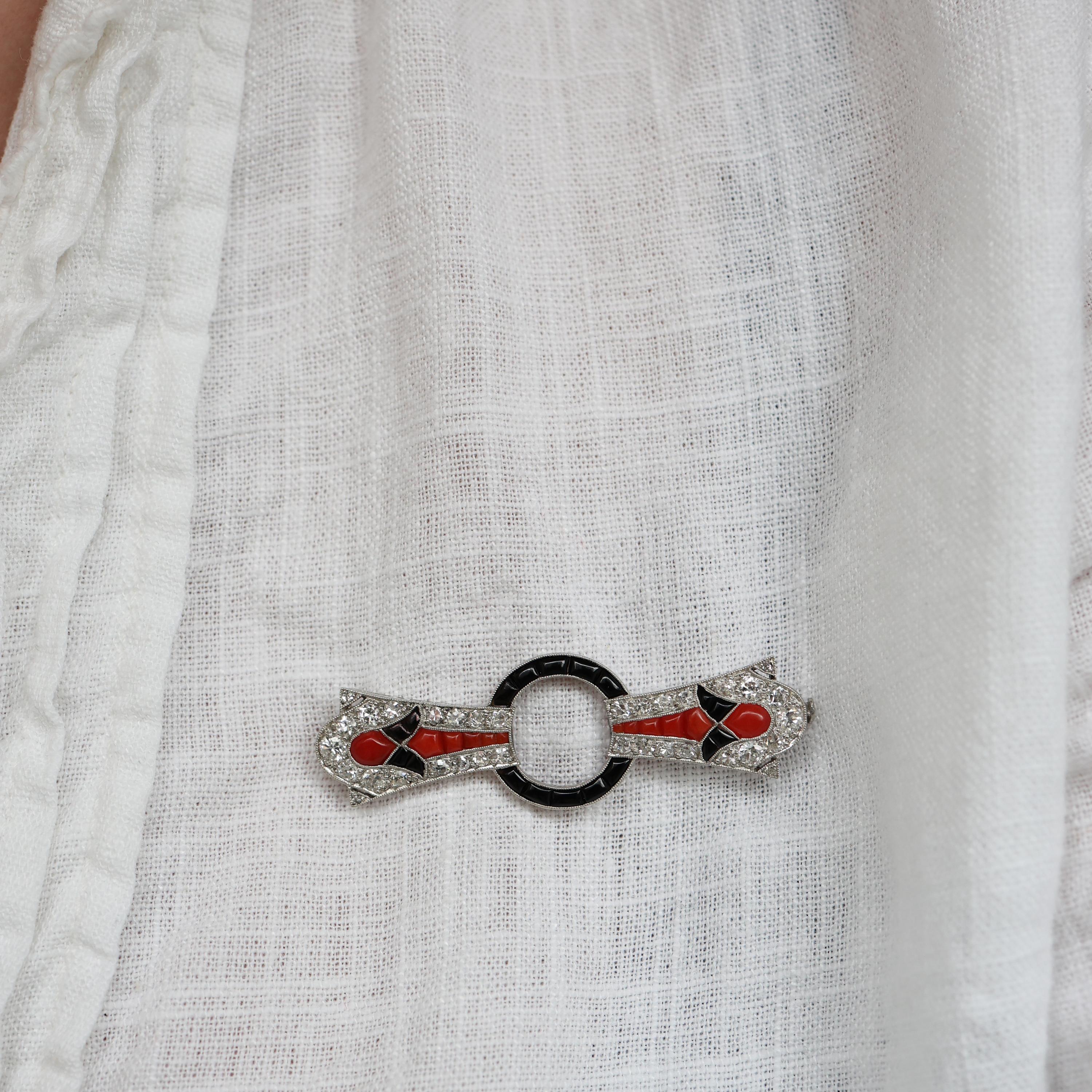 Taglio brillante Spilla Art Deco in diamanti, corallo, onice nero e platino, circa 1935, 1,02 carati in vendita