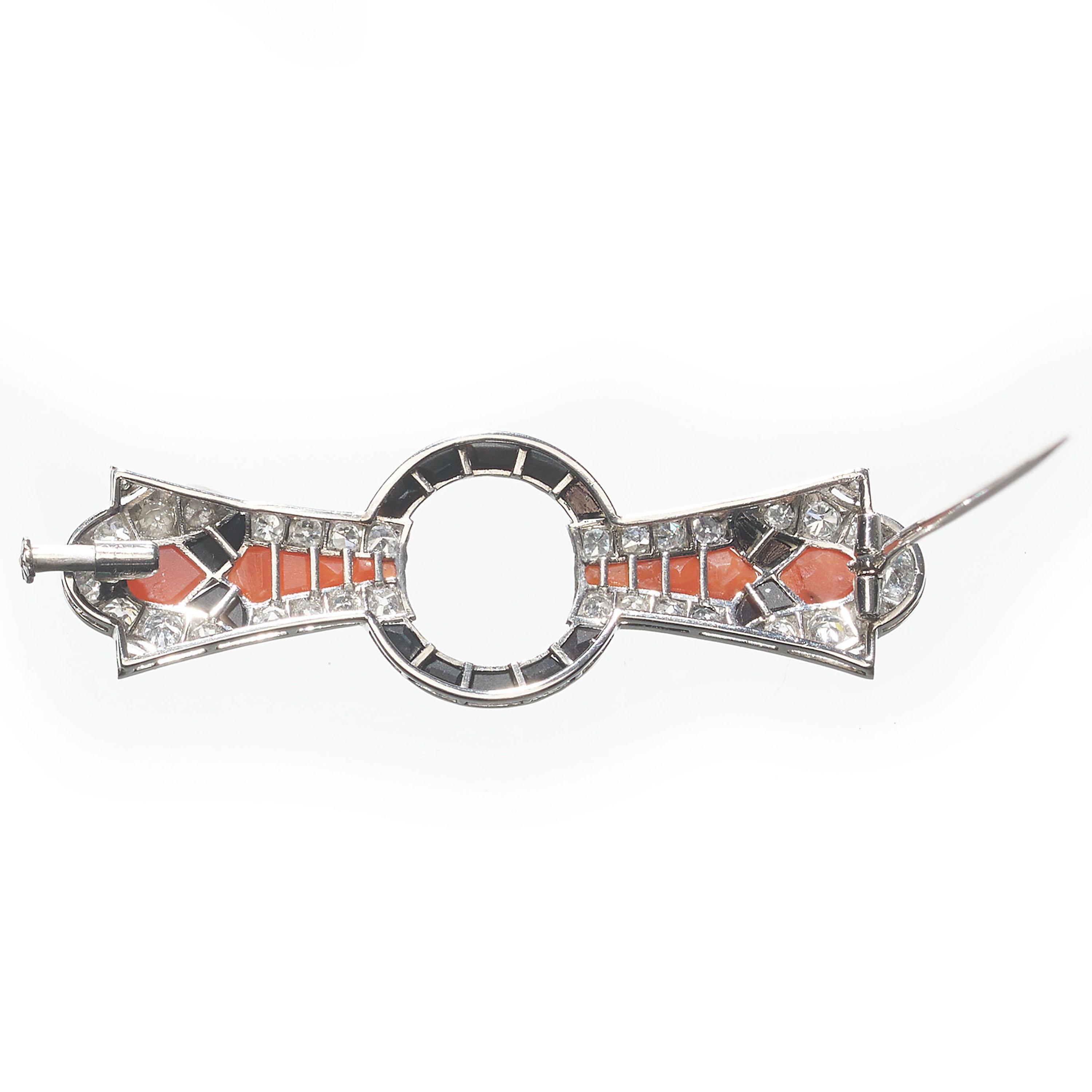 Spilla Art Deco in diamanti, corallo, onice nero e platino, circa 1935, 1,02 carati In condizioni buone in vendita a London, GB