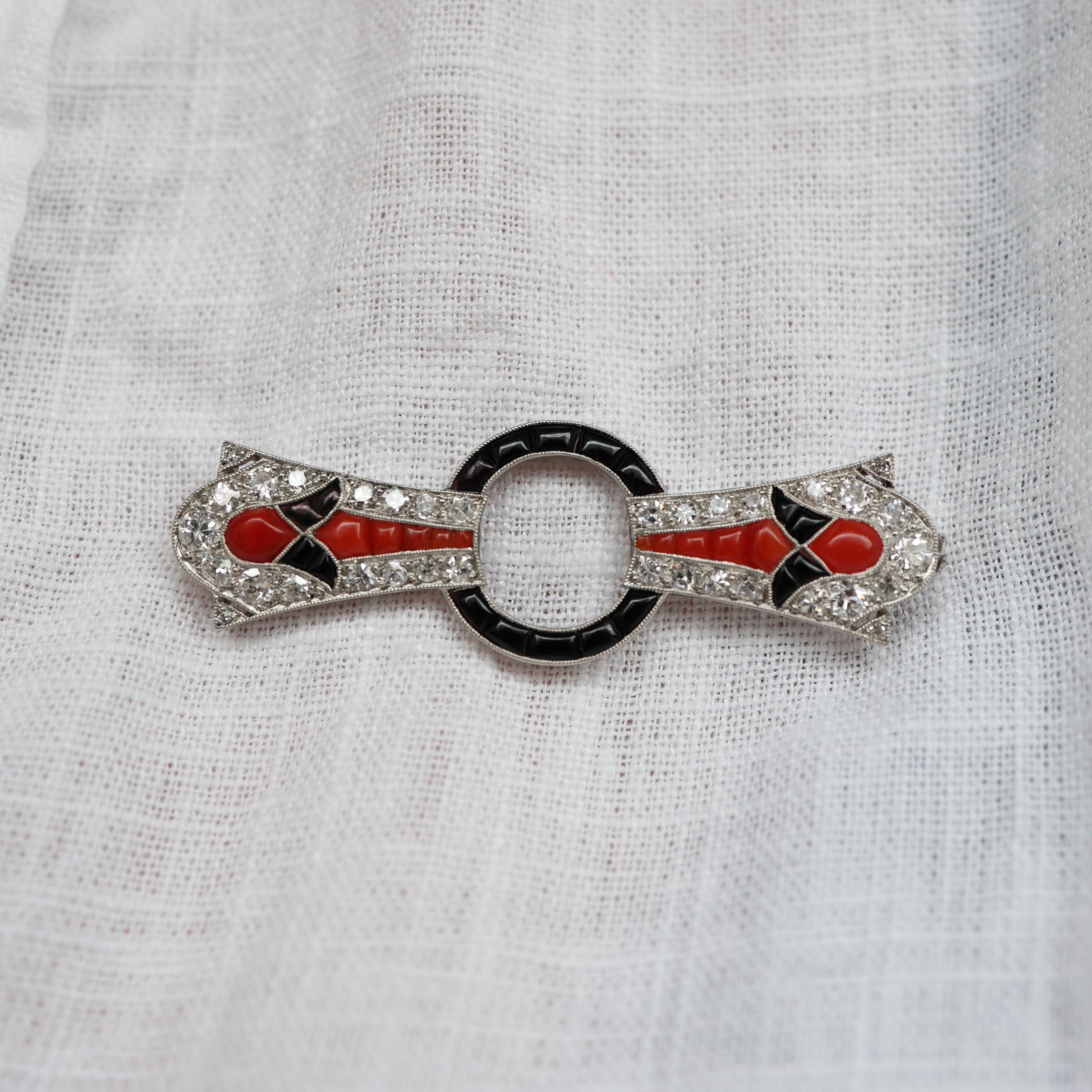 Donna Spilla Art Deco in diamanti, corallo, onice nero e platino, circa 1935, 1,02 carati in vendita