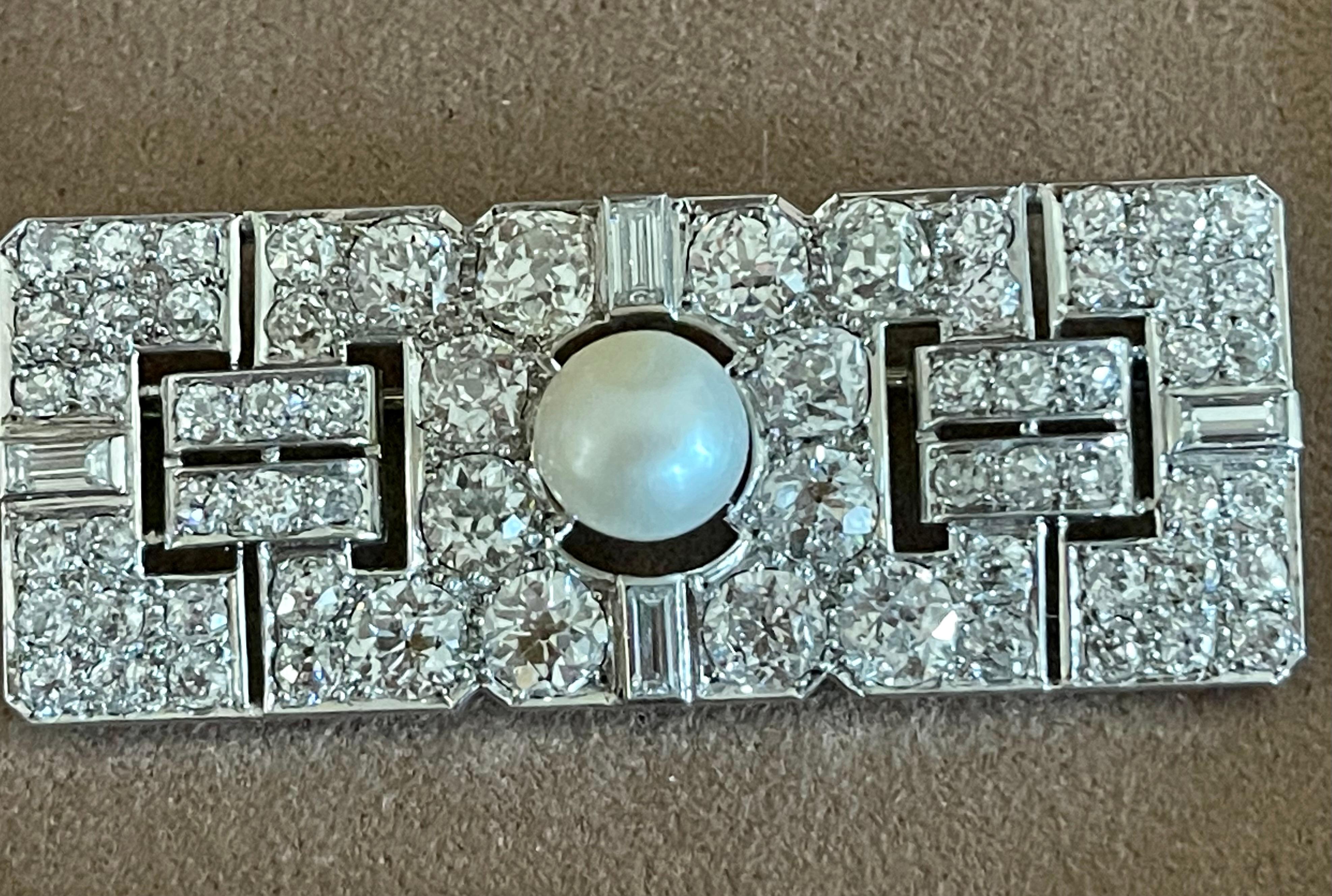 A stunning antique 1930s brooch with approximaltey 10.40 carat diamonds and a cultured pearl, platinum Art Deco plaque brooch.
This stunning, fine and impressive antique pearl and diamond Art Deco brooch has been crafted in platin. 
Images do not