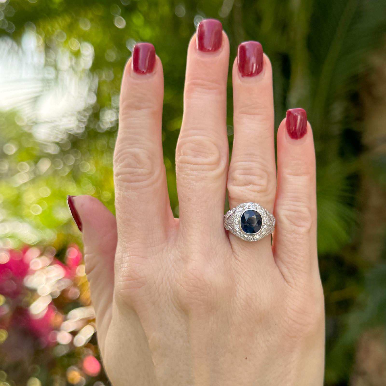Cette bague en platine de style Art déco tardif est ornée en son centre d'un saphir bleu naturel d'environ 2,50 carats, taillé en coussin et sans traitement thermique, qui rayonne d'un bleu profond. Le saphir est élégamment encadré par un total de