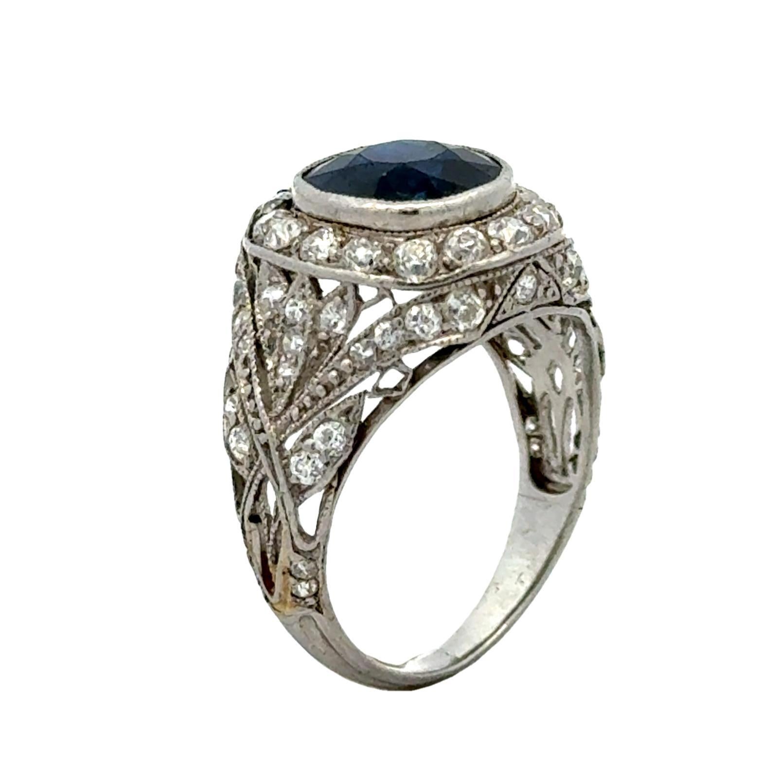 Taille coussin Bague cocktail Art déco ancienne en platine avec saphir bleu naturel non chauffé et diamants en vente