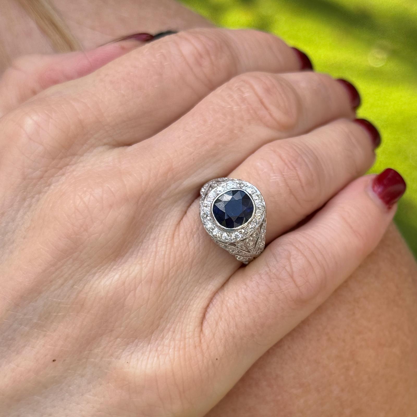 Bague cocktail Art déco ancienne en platine avec saphir bleu naturel non chauffé et diamants Excellent état - En vente à Boca Raton, FL