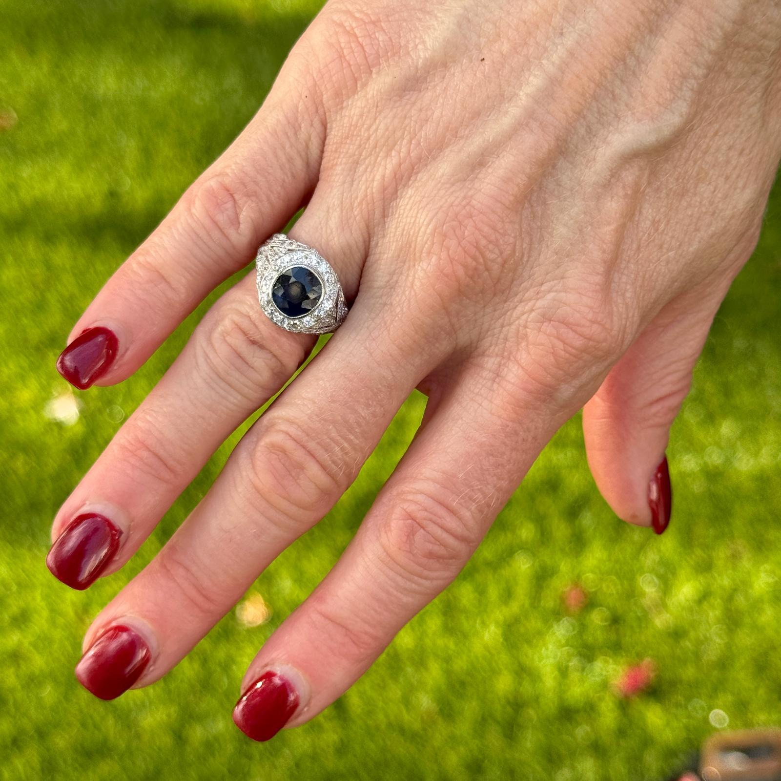 Bague cocktail Art déco ancienne en platine avec saphir bleu naturel non chauffé et diamants en vente 1