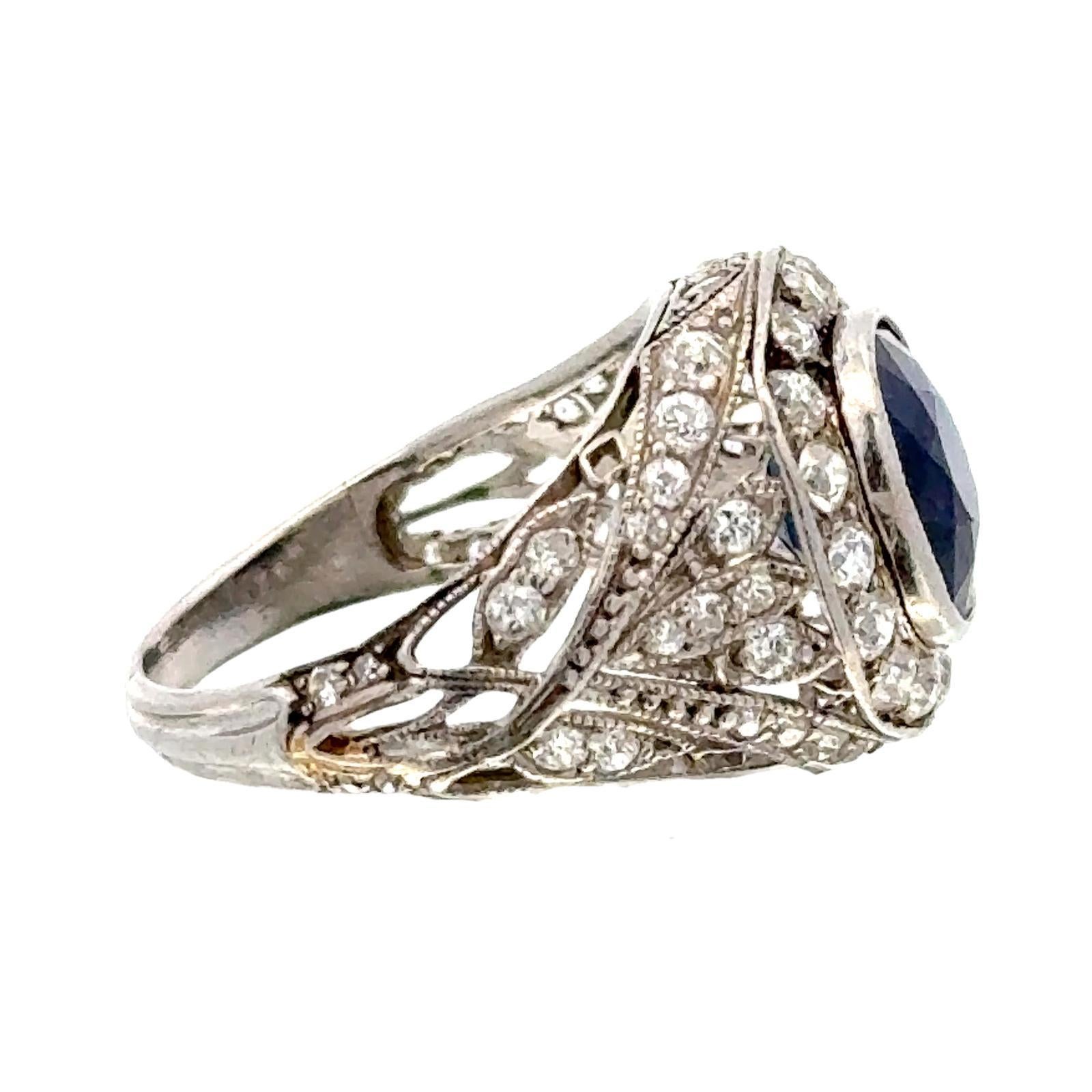 Bague cocktail Art déco ancienne en platine avec saphir bleu naturel non chauffé et diamants en vente 3