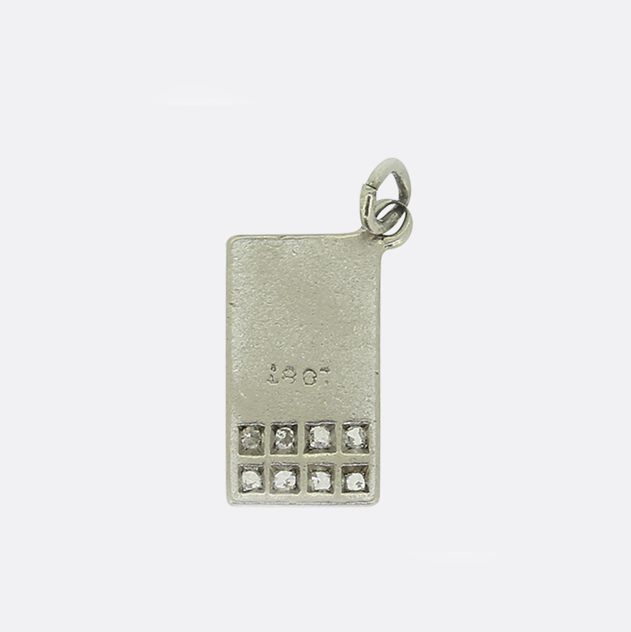 Nous avons ici un adorable charme Art déco. Cette pièce en or blanc 18 ct a été façonnée en forme de lettre avec un cachet et l'inscription d'un nom et 