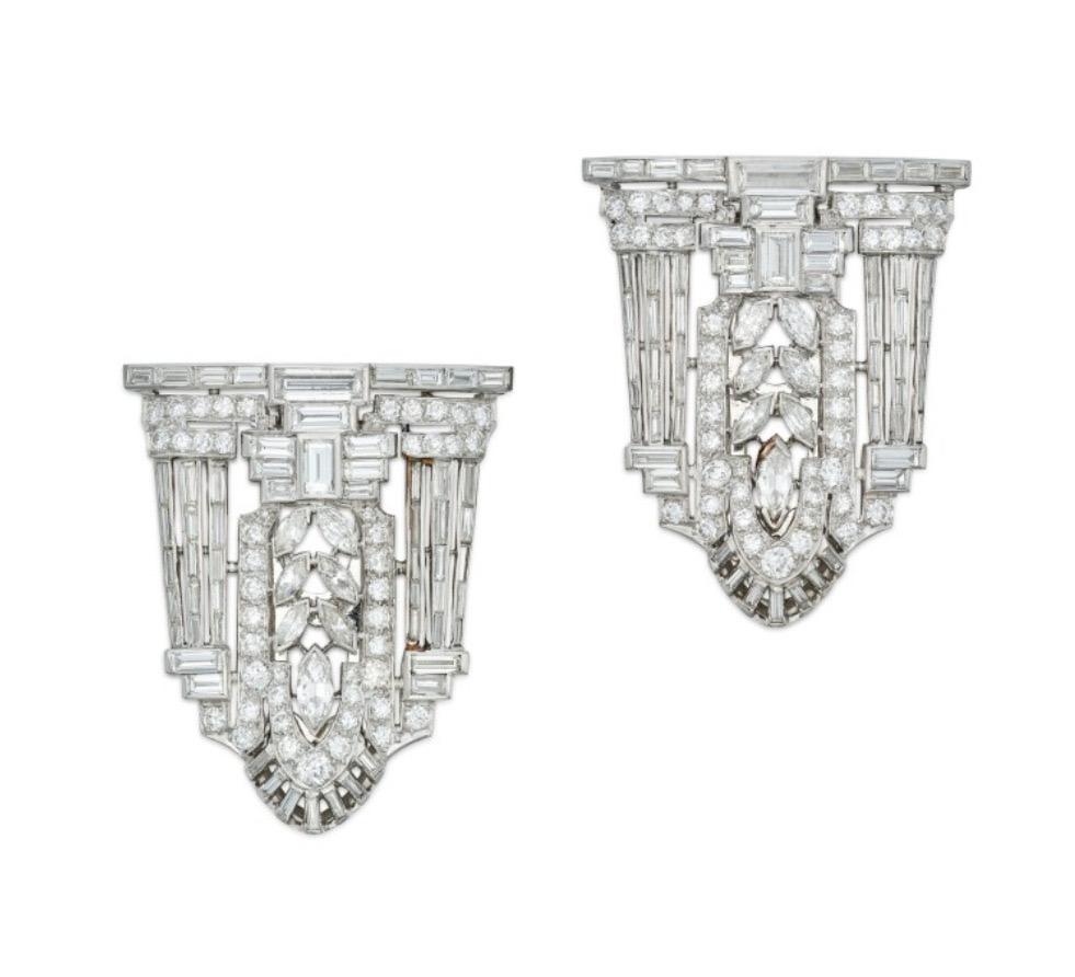 Art Deco Diamond Double Clip-Brooch 

A double clip brooch set with marquise-shaped, baguette and round diamonds.

Approximate length: 3.25
