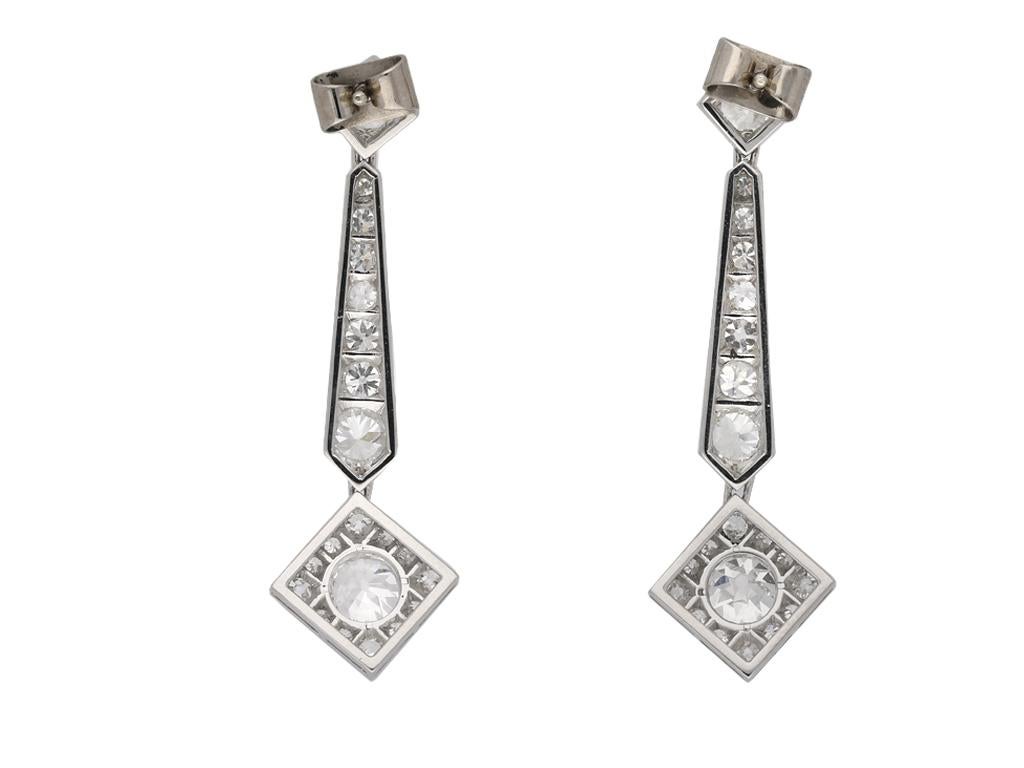 Taille ronde Boucles d'oreilles pendantes en diamant Art déco, vers 1925 en vente