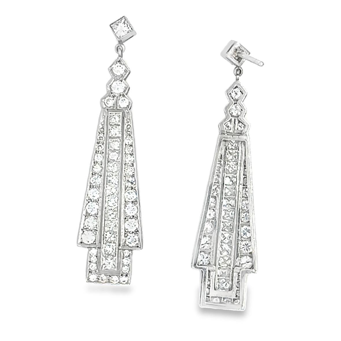 Questi splendidi orecchini a goccia in stile Art Déco presentano uno stile architettonico e una simmetria notevoli. Realizzato in platino, ogni orecchino presenta bellissimi diamanti incastonati meticolosamente che emanano brillantezza e