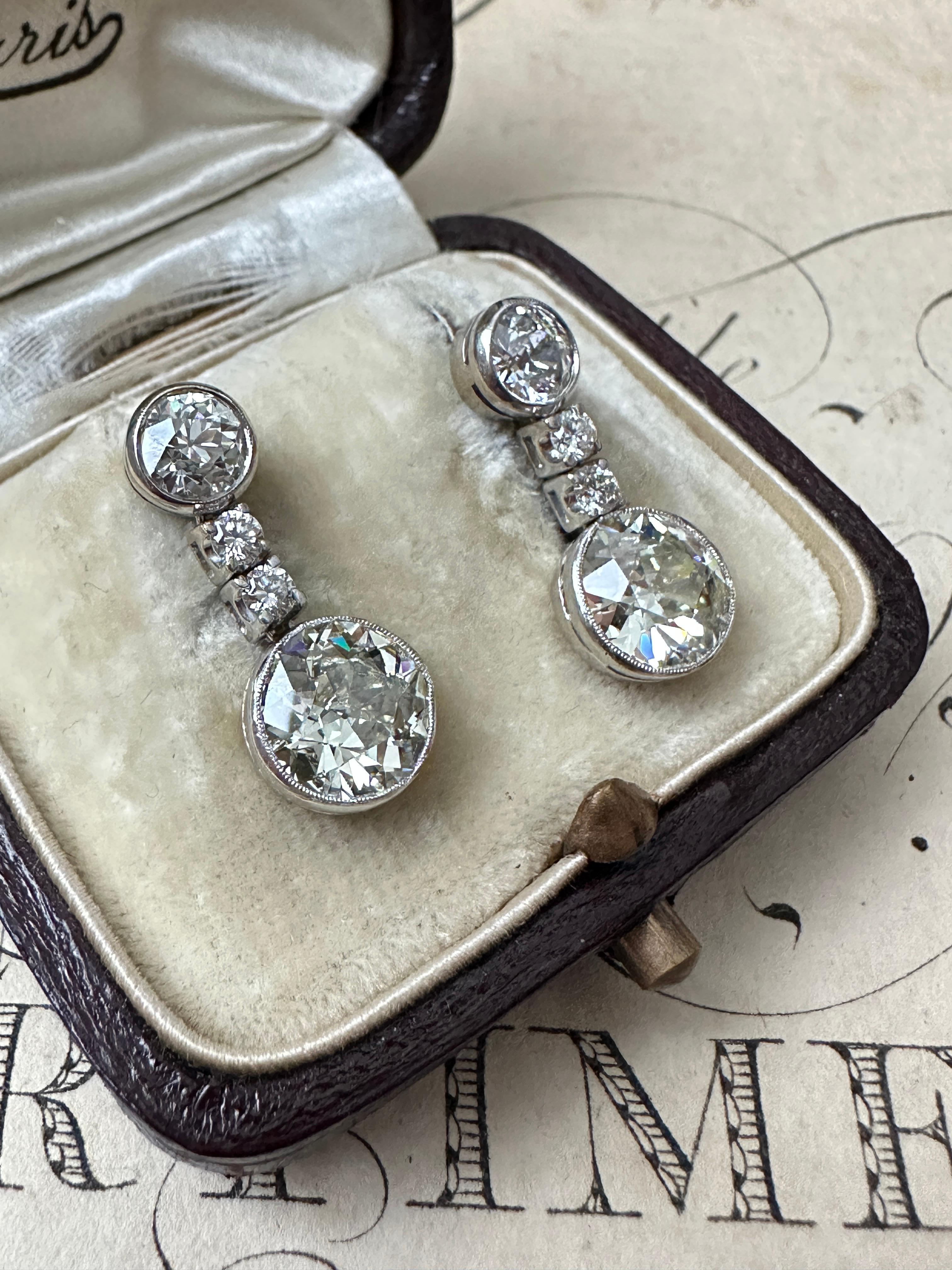 Art Deco Diamant-Tropfen-Ohrringe - GIA - 4,67 Gesamtkarat (Alteuropäischer Schliff) im Angebot