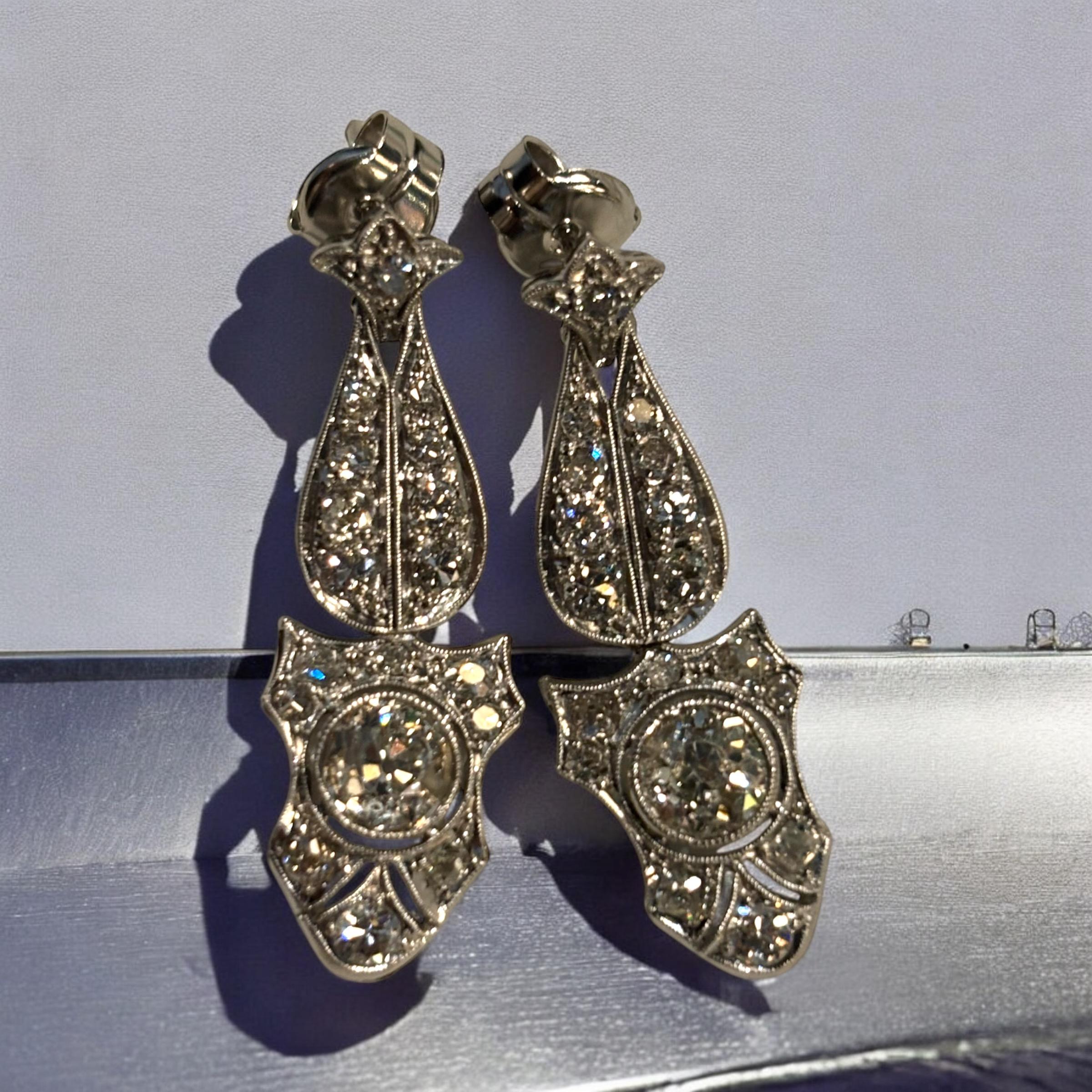 Women's Art Deco Diamond Drop Earrings in Platinum Circa 1925 For Sale