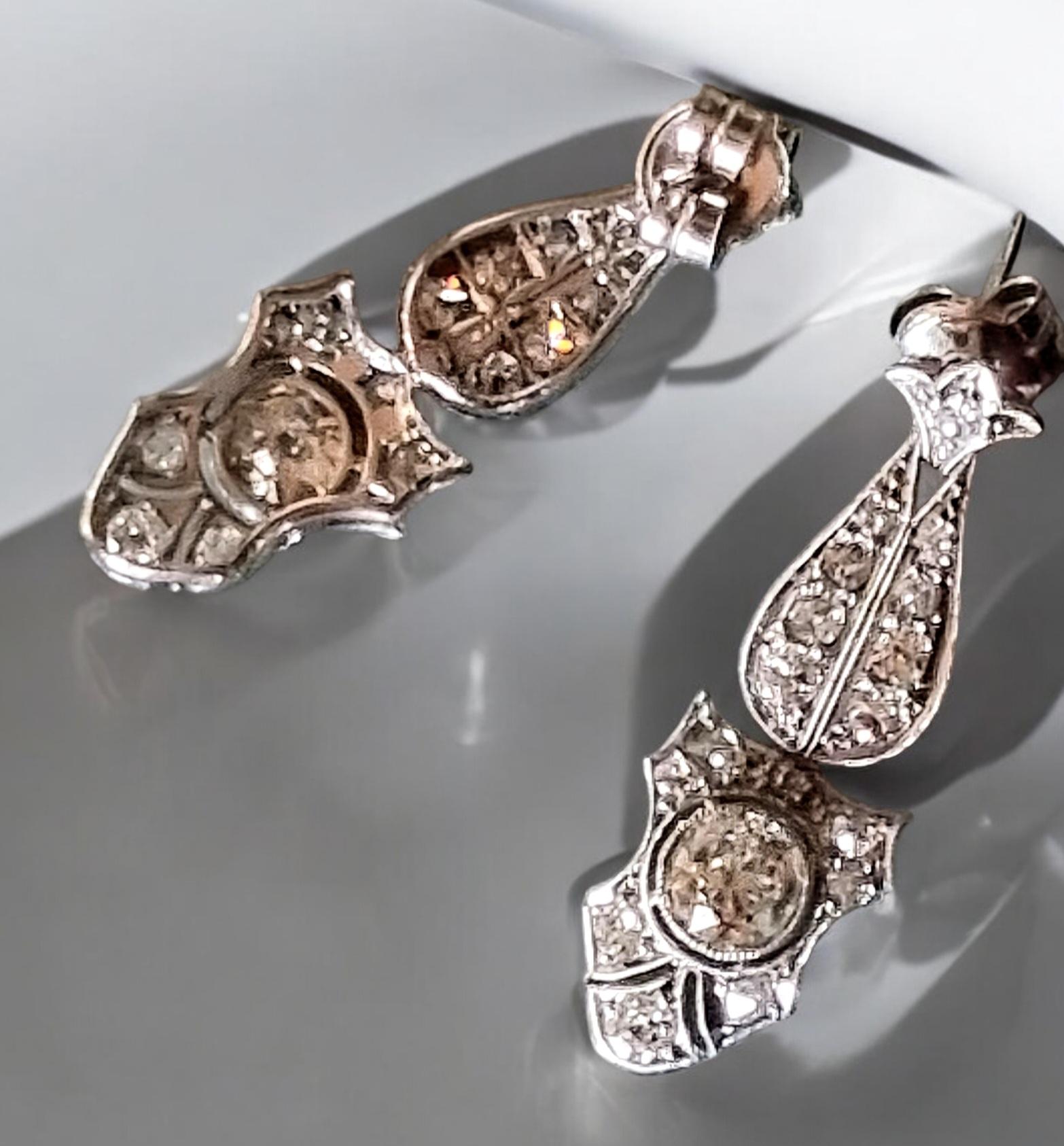 Art Deco Diamond Drop Earrings in Platinum Circa 1925 For Sale 1
