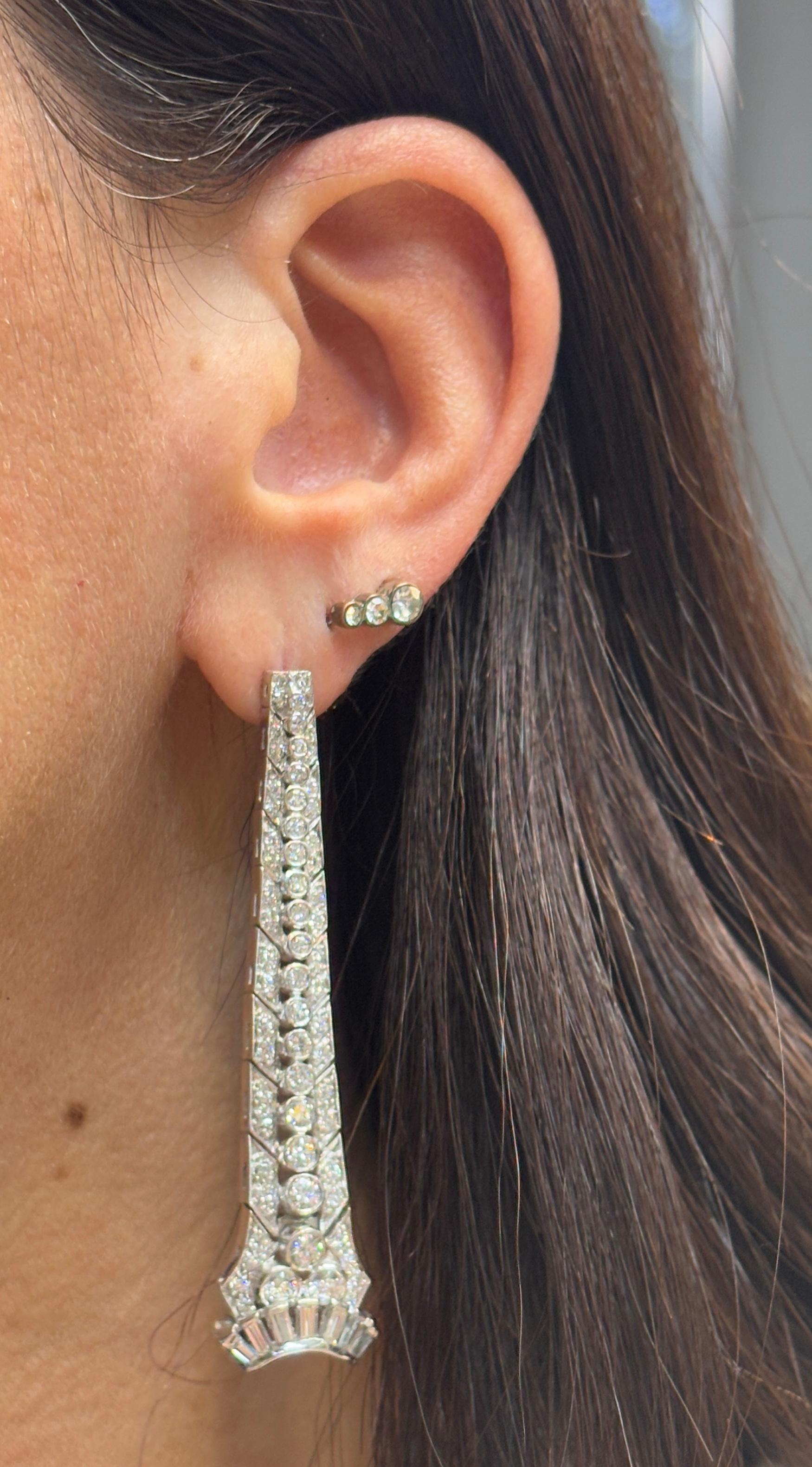 Orecchini con diamanti Art Deco

Un paio di orecchini con diamanti rotondi e taglio baguette con motivo a torre Eiffel 

Peso approssimativo dei diamanti: 5.55 carati
Misure approssimative: Lunghezza 2.4 
Tipo di dorso: Pushback 
Tipo di metallo: