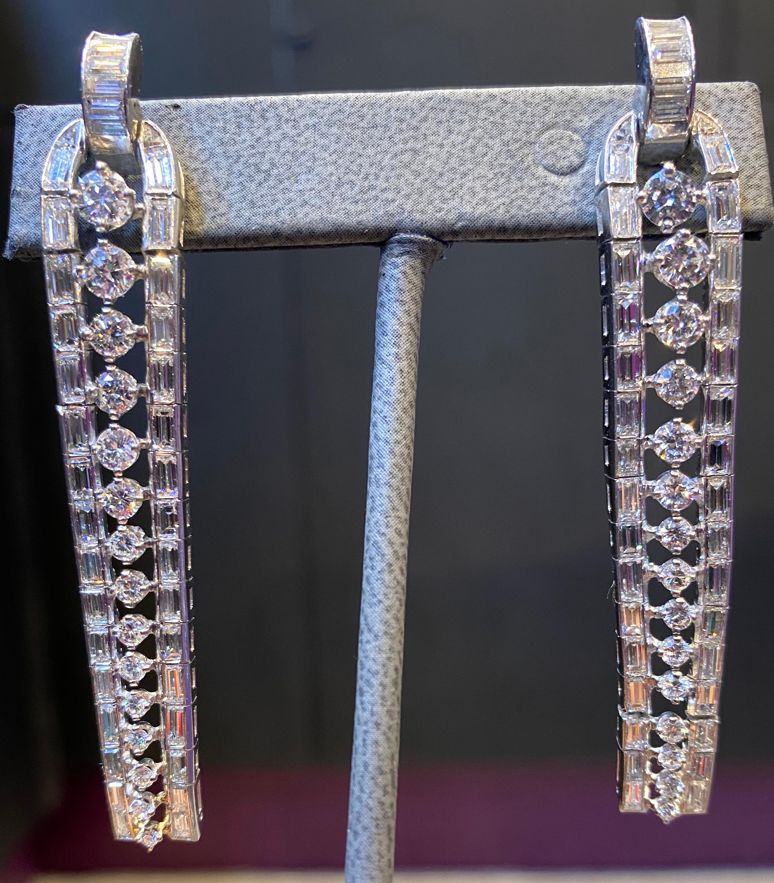 Dreireihige lineare Diamant-Ohrringe im Art-déco-Stil (Rundschliff)