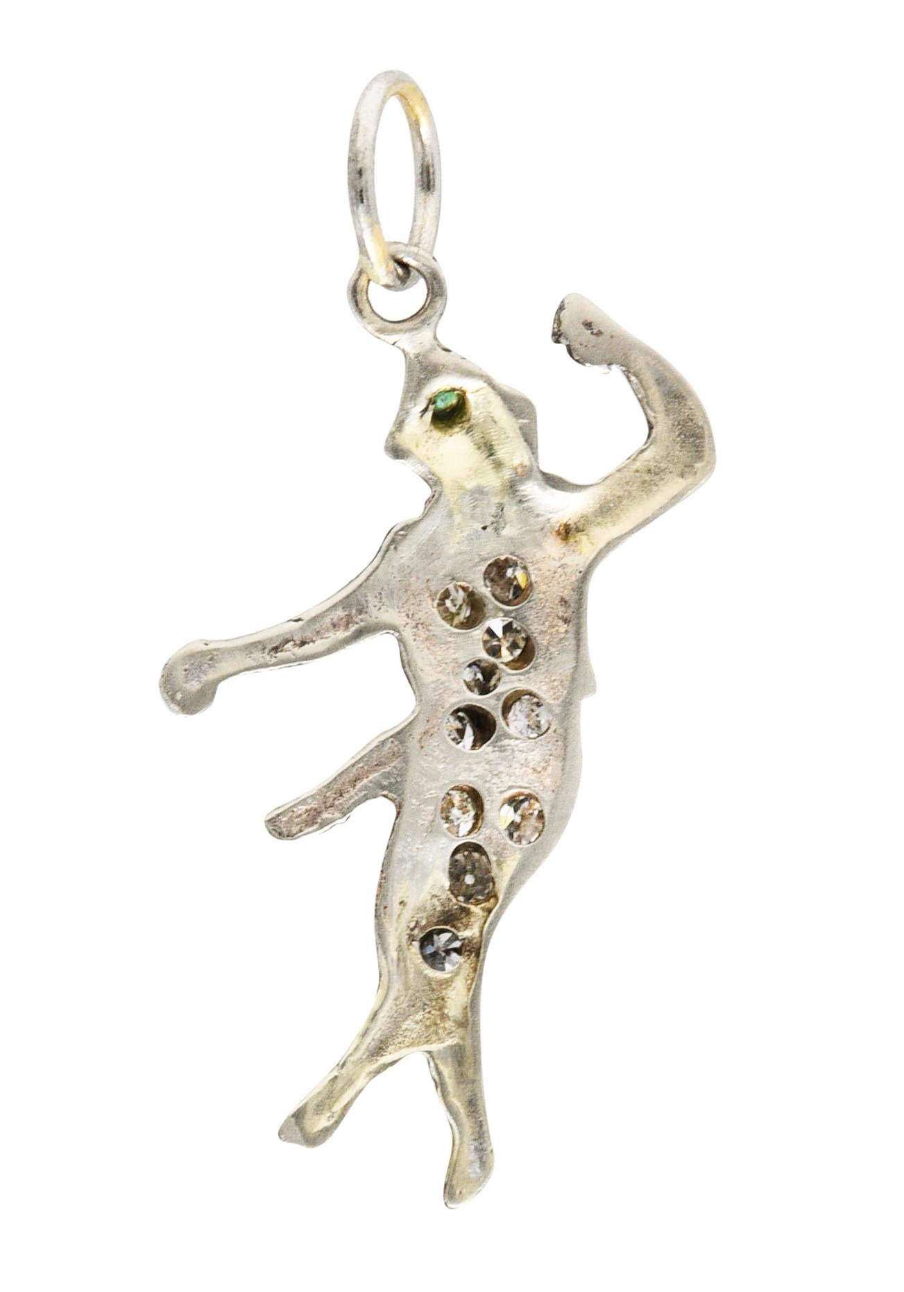 Taille simple Breloque danseuse Art déco en or blanc 14 carats avec diamants et émeraudes en vente