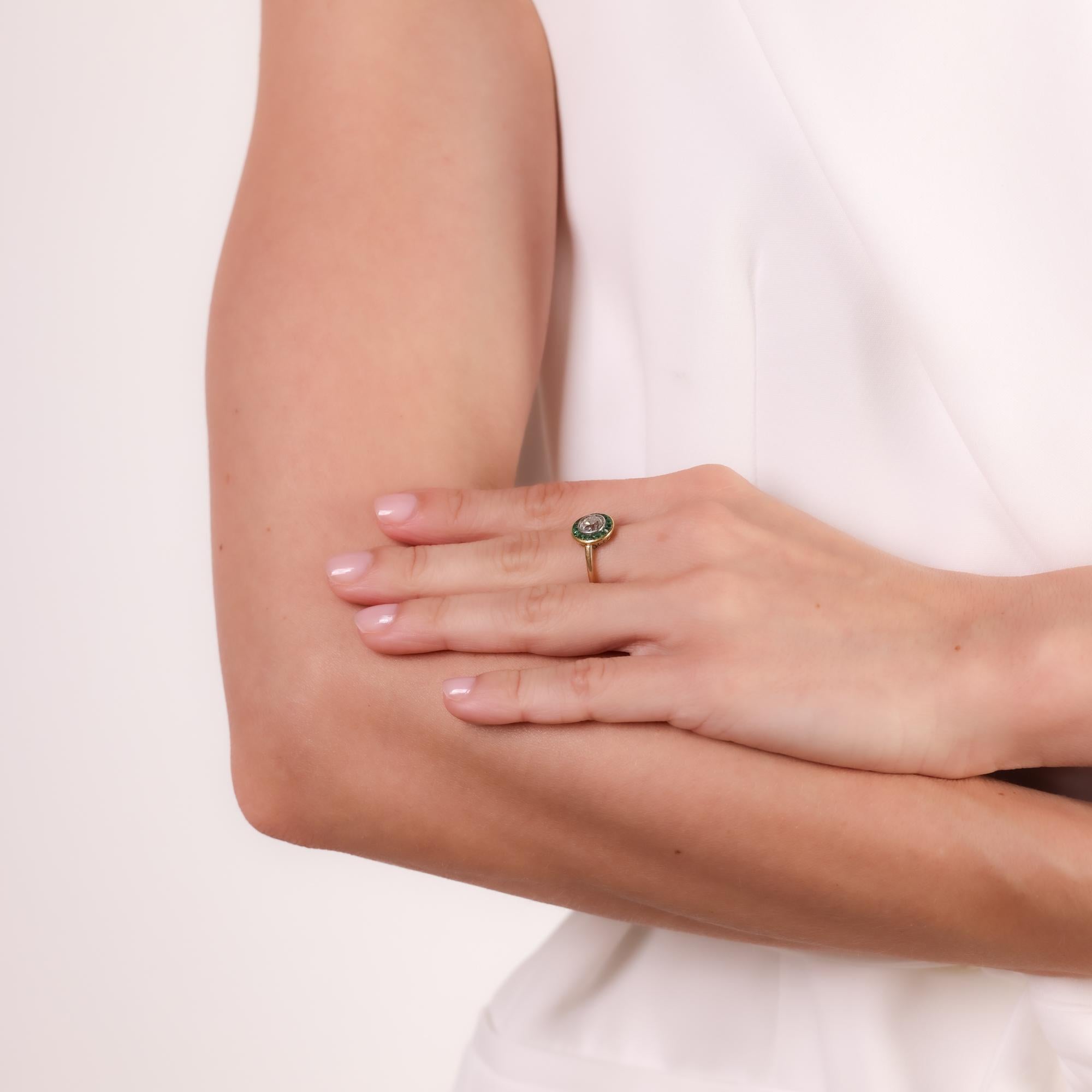 Art Deco diamond emerald 18k yellow gold target ring In Excellent Condition In Beverly Hills, CA