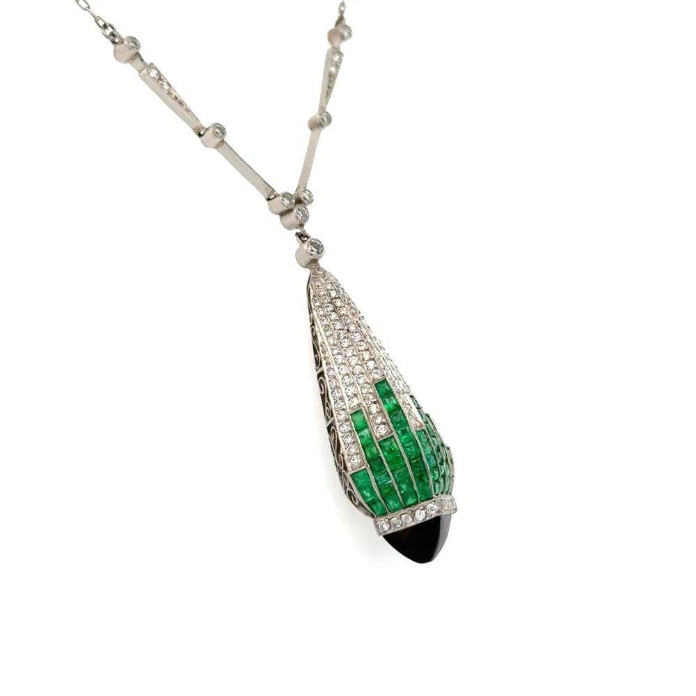 Tout simplement fabuleux ! Collier pendentif en platine avec pendentif en forme de goutte, finement détaillé, composé de diamants en forme de goutte, d'émeraudes et d'onyx, de la marque Oscar Worthy. Elle est incrustée de diamants de taille