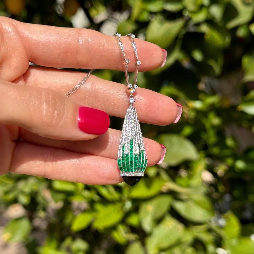Taille mixte Collier pendentif de style Art déco en platine avec diamants, émeraudes et onyx en vente