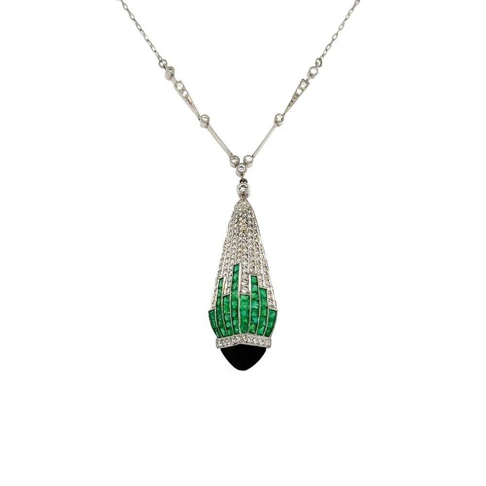 Collier pendentif de style Art déco en platine avec diamants, émeraudes et onyx Excellent état - En vente à Montreal, QC