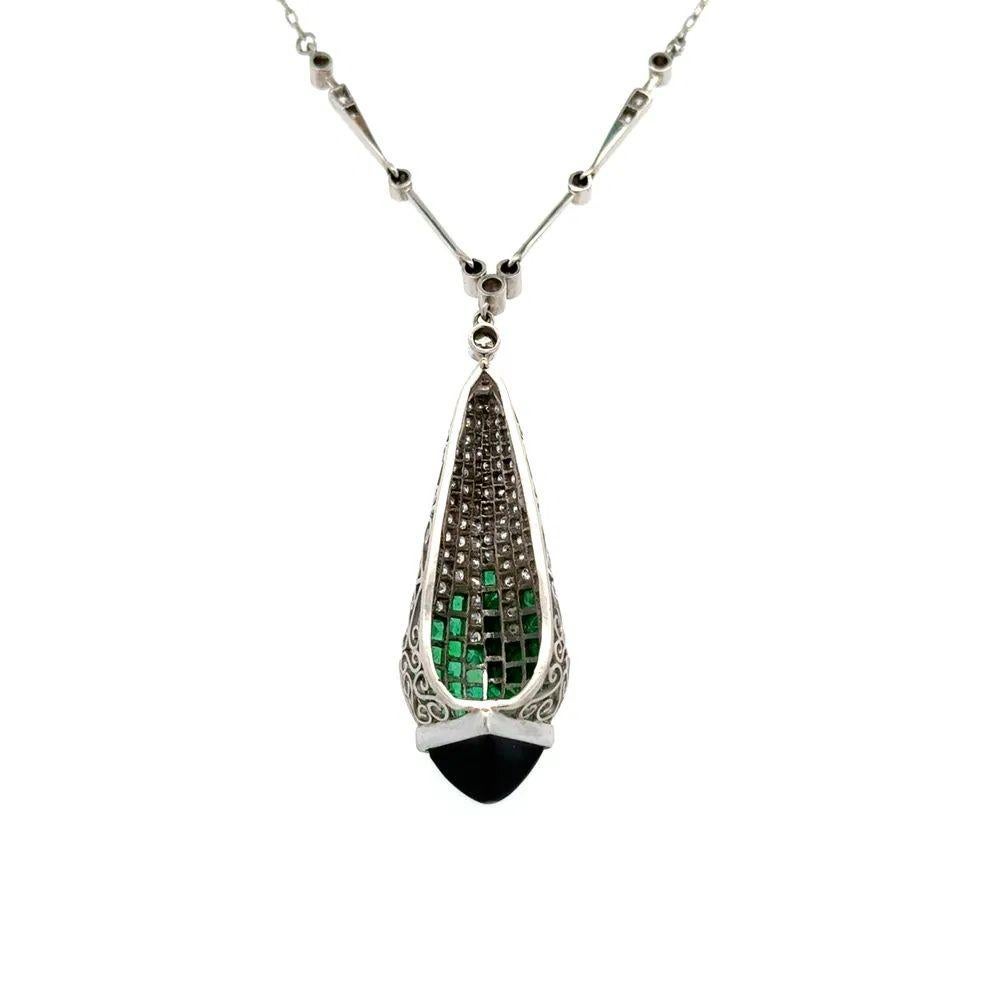 Collier pendentif de style Art déco en platine avec diamants, émeraudes et onyx Pour femmes en vente