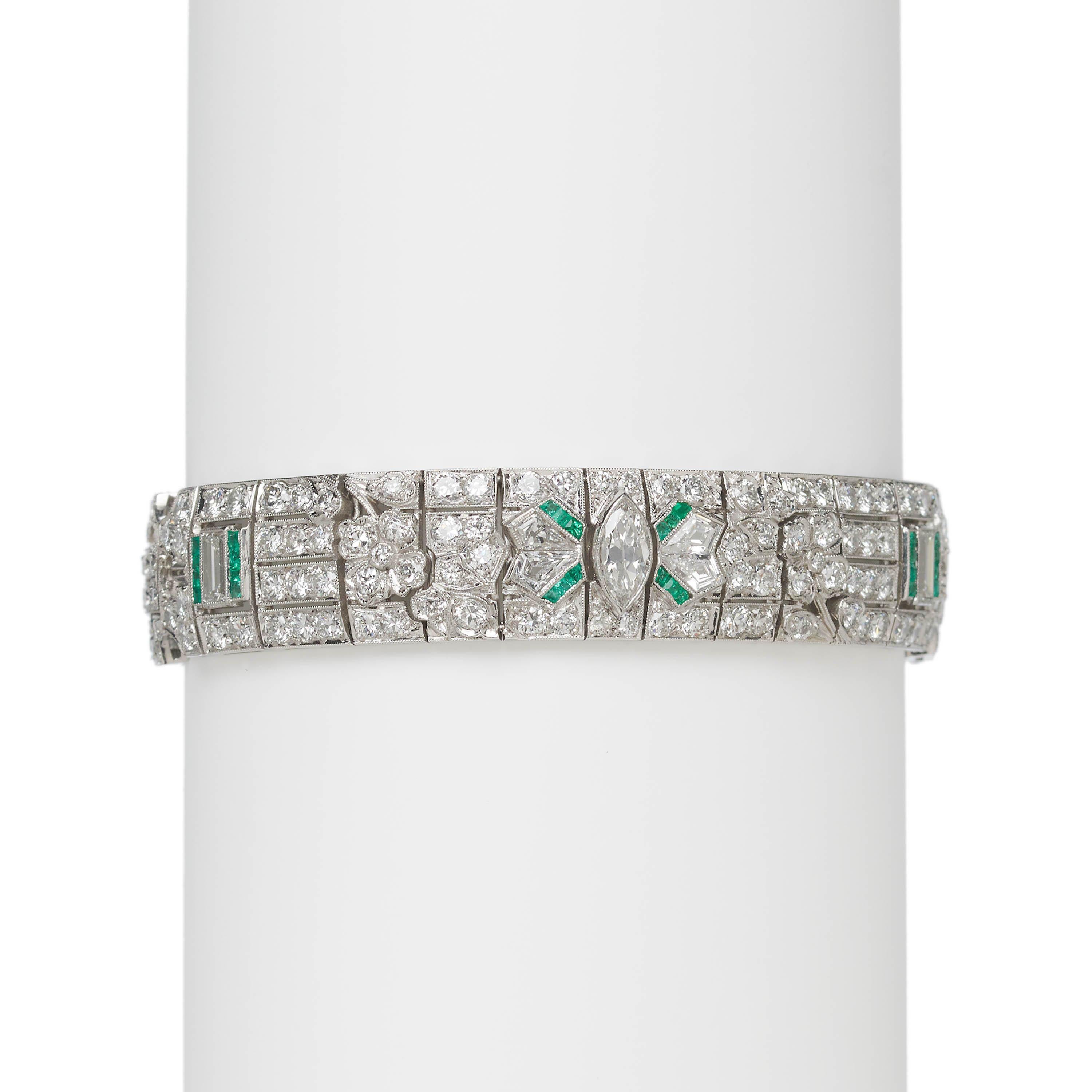 Art-Déco-Armband aus Platin mit Diamanten, Smaragden und Platin, um 1925 (Brillantschliff) im Angebot