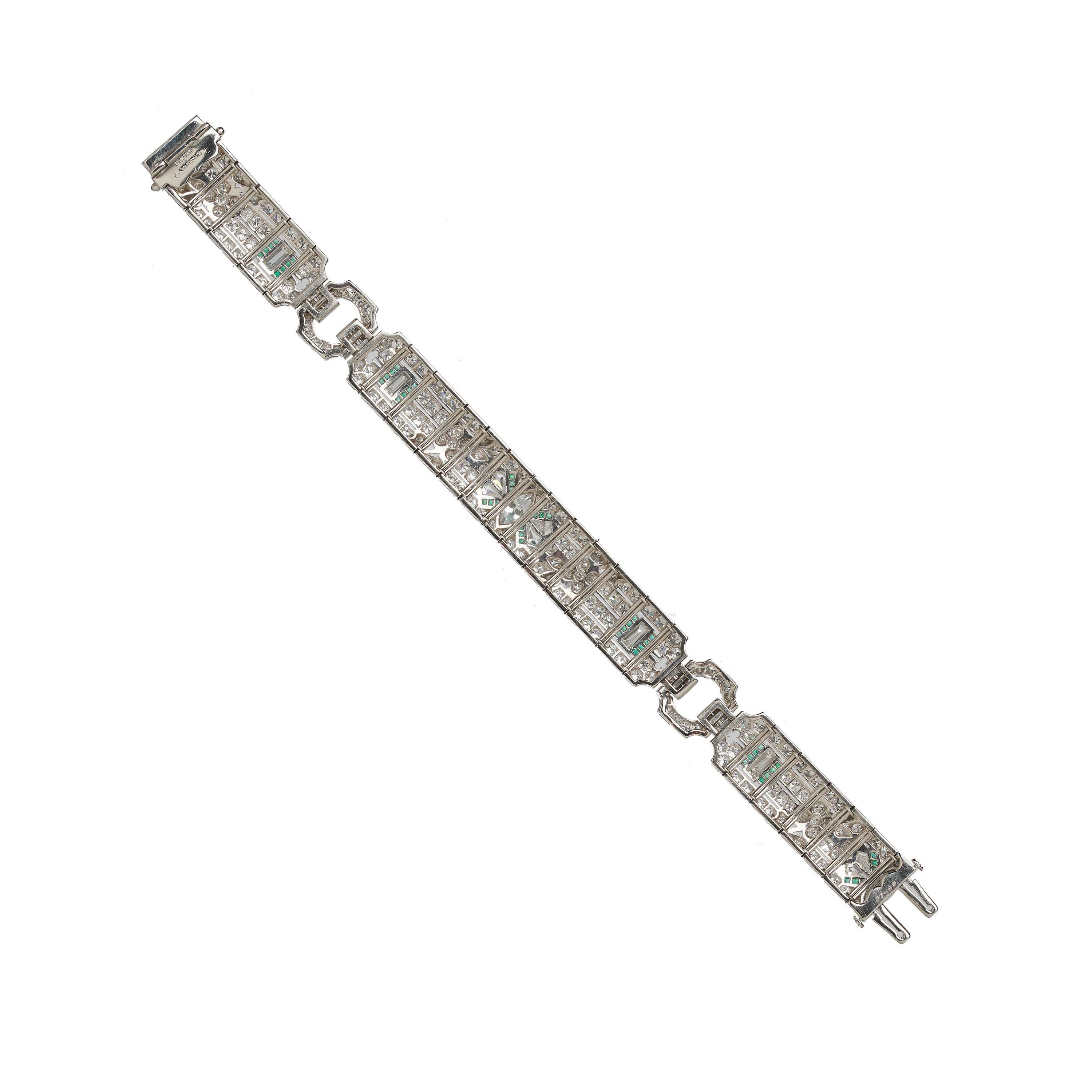 Art-Déco-Armband aus Platin mit Diamanten, Smaragden und Platin, um 1925 Damen im Angebot