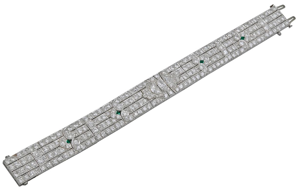 A classic art deco bracelet from the 1920's, composed of an opulence of brilliant-cut diamonds and accentuated by dazzling emeralds, all finely mounted in platinum gold.
Approx. 7 inches long.
total diamond weight is approx. 20 cts. G-H VS
