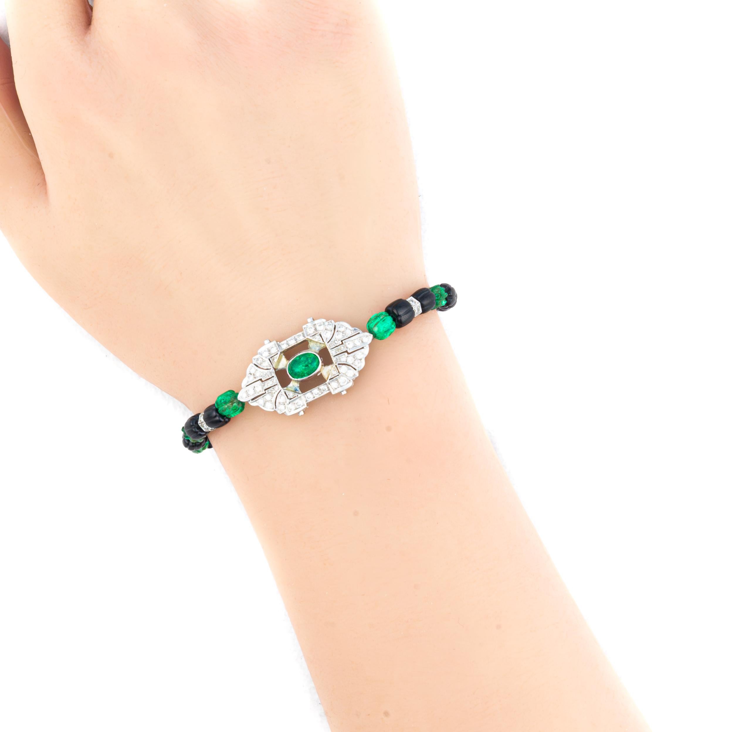 Taglio rotondo Bracciale Art Déco con diamanti, smeraldi e onice in vendita