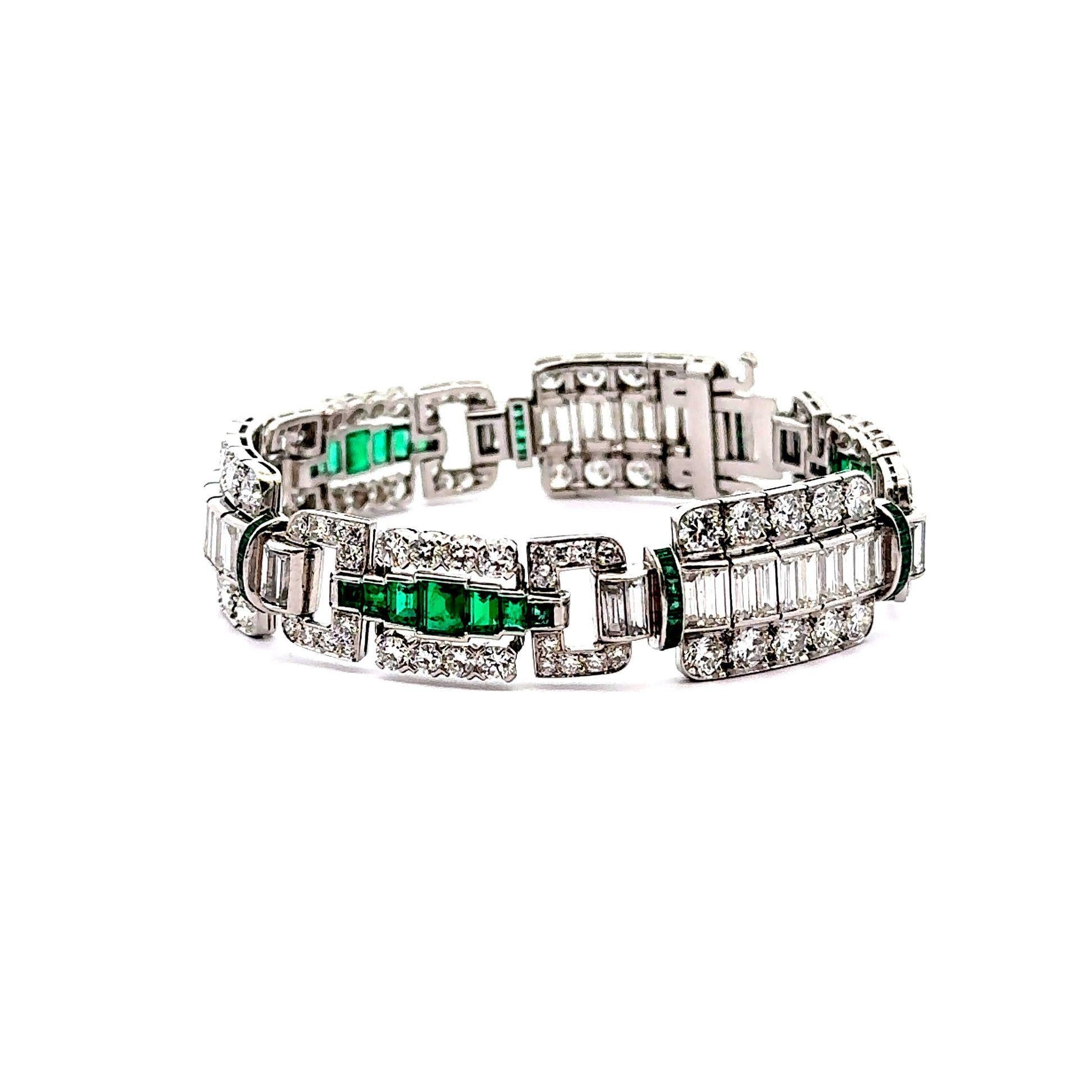 Un originale bracciale Art Déco che presenta sezioni alternate di diamanti bianchi e smeraldi verdi. I diamanti, con un peso totale approssimativo di 23 carati, sono un mix di diamanti con taglio europeo e taglio baguette, che emanano uno splendore