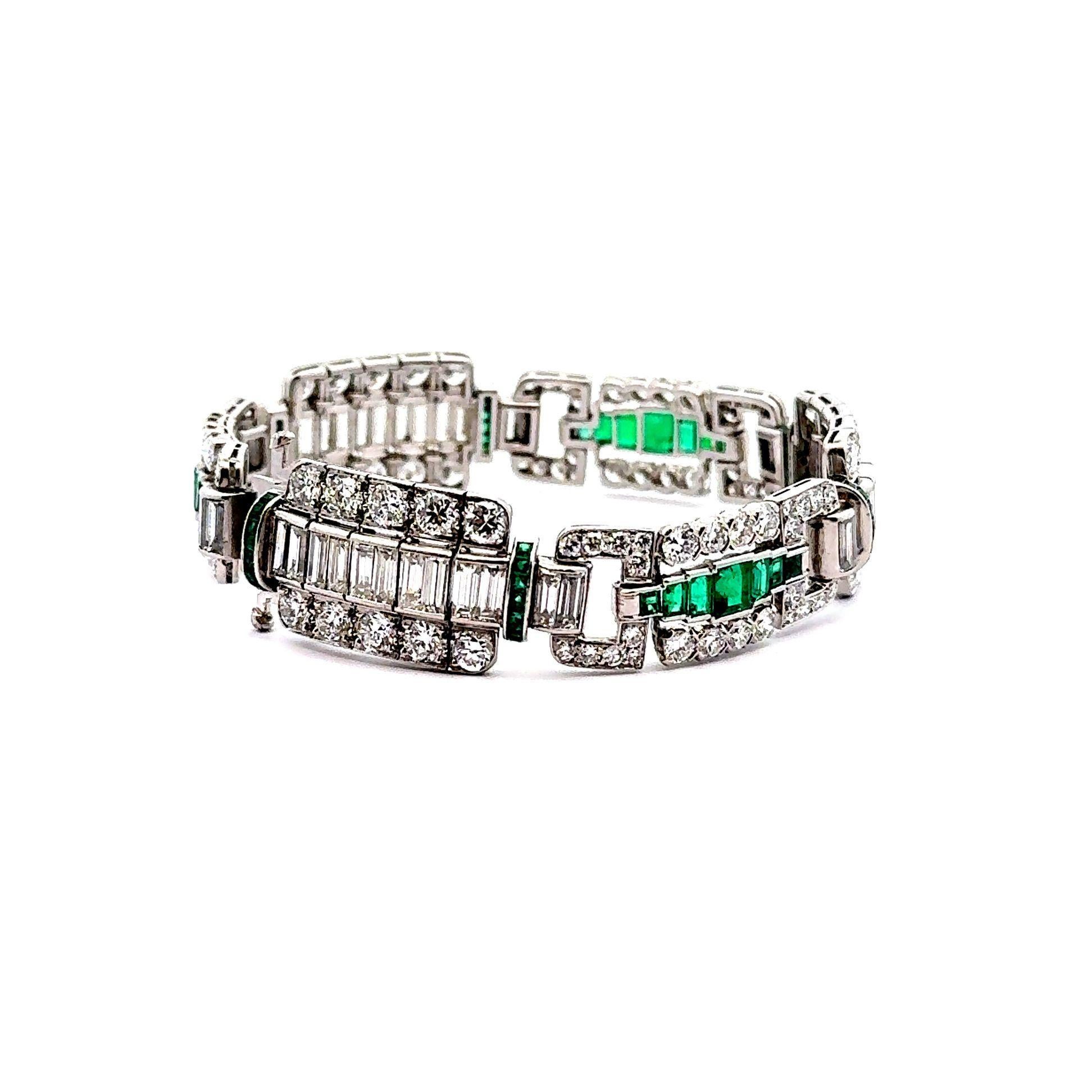 Taglio misto Bracciale Art Deco in platino con diamanti e smeraldi, CIRCA 1927 in vendita