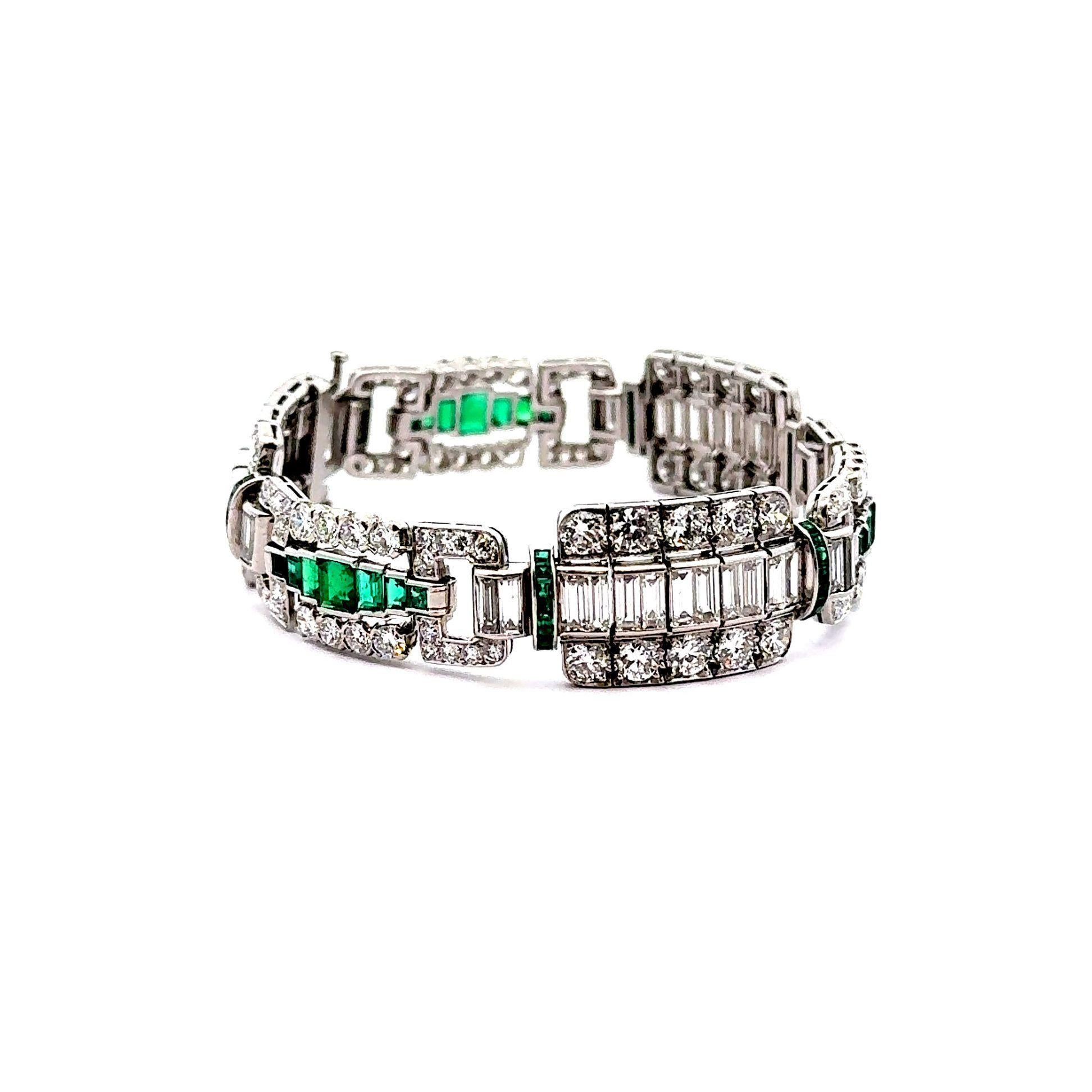 Donna Bracciale Art Deco in platino con diamanti e smeraldi, CIRCA 1927 in vendita