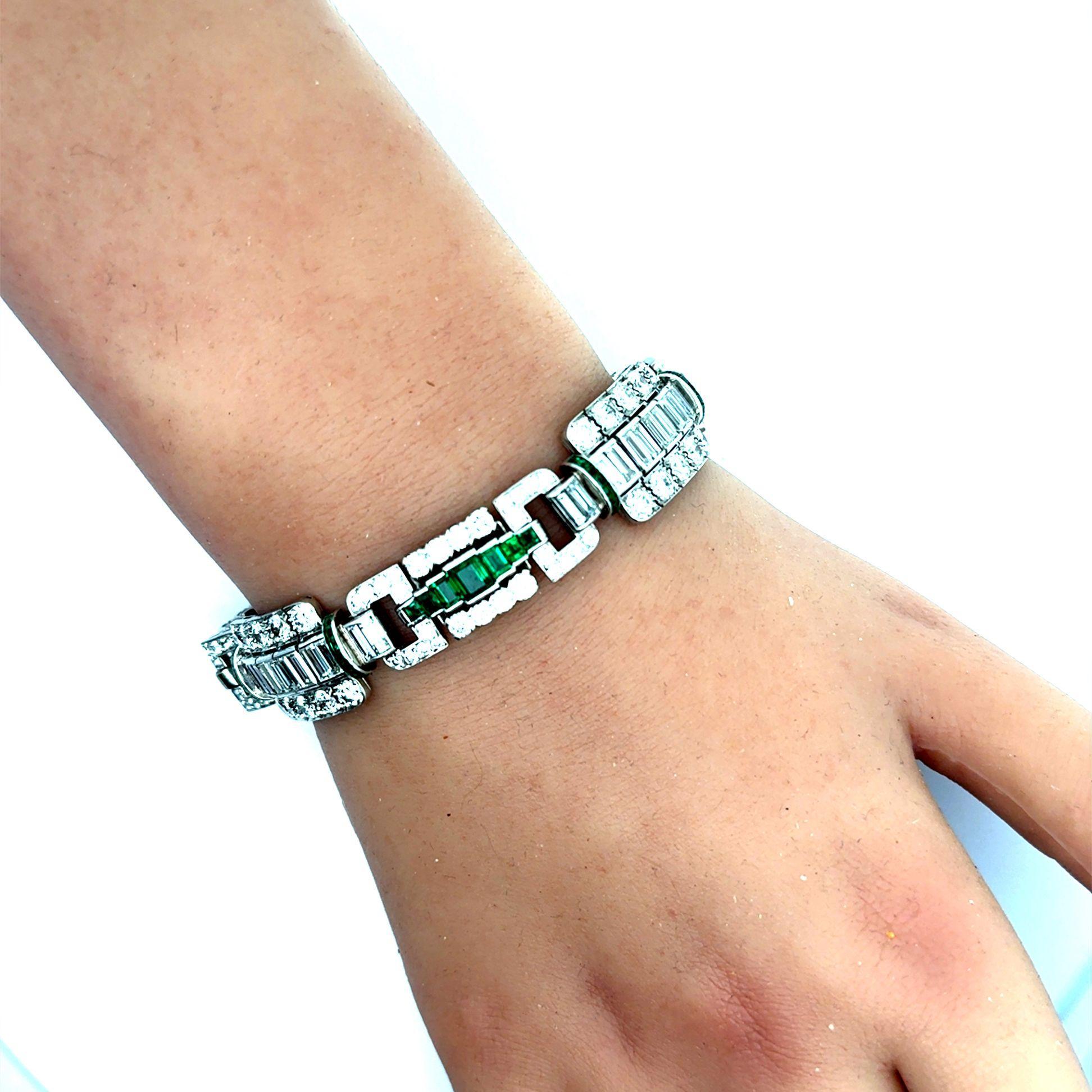 Bracciale Art Deco in platino con diamanti e smeraldi, CIRCA 1927 in vendita 1