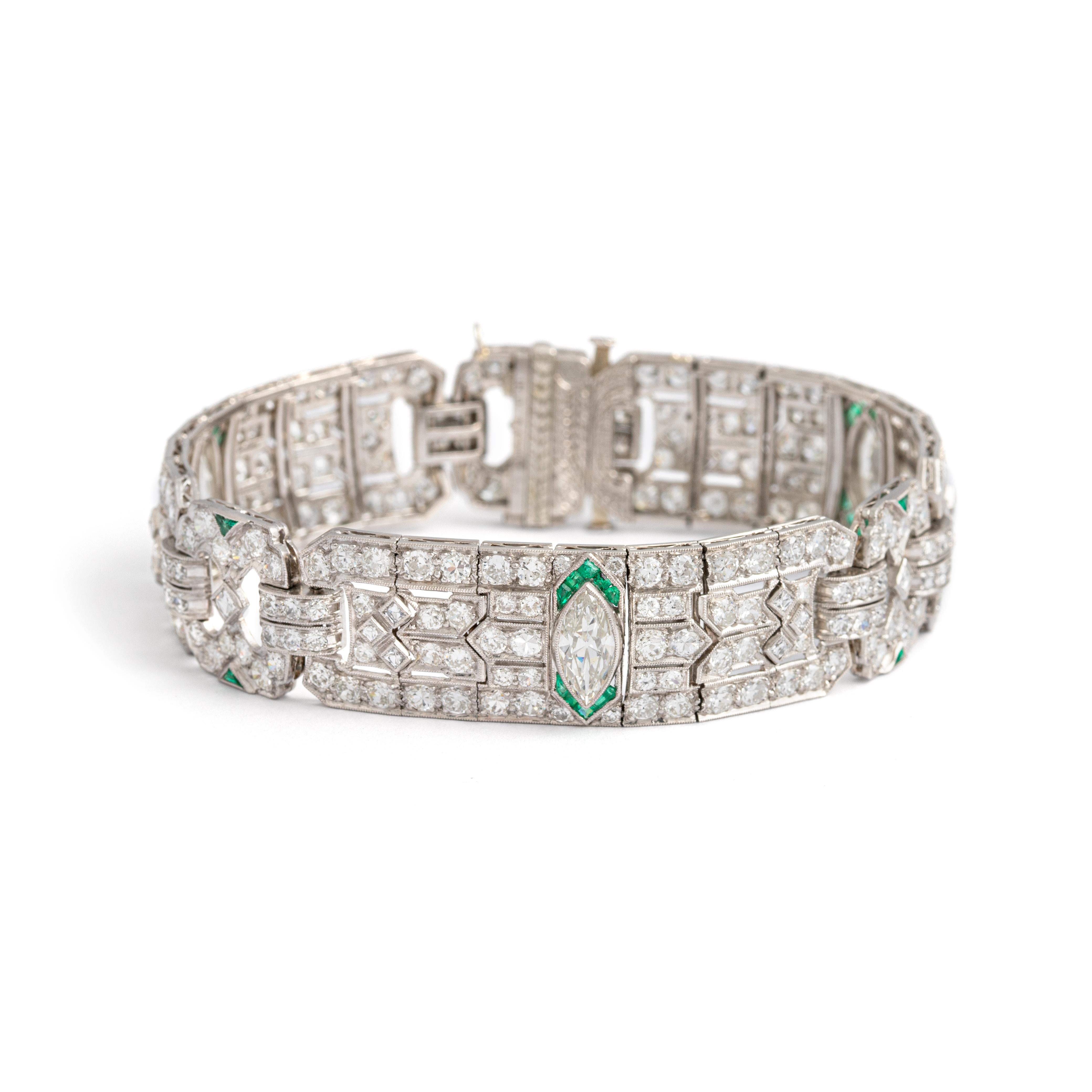 Art Deco Diamond Emerald Platinum Bracelet.

Circa 1930.
American work.
Length: 18.00 centimeters.
Width: 1.50 centimeters.
Total weight: 38.90 grams.