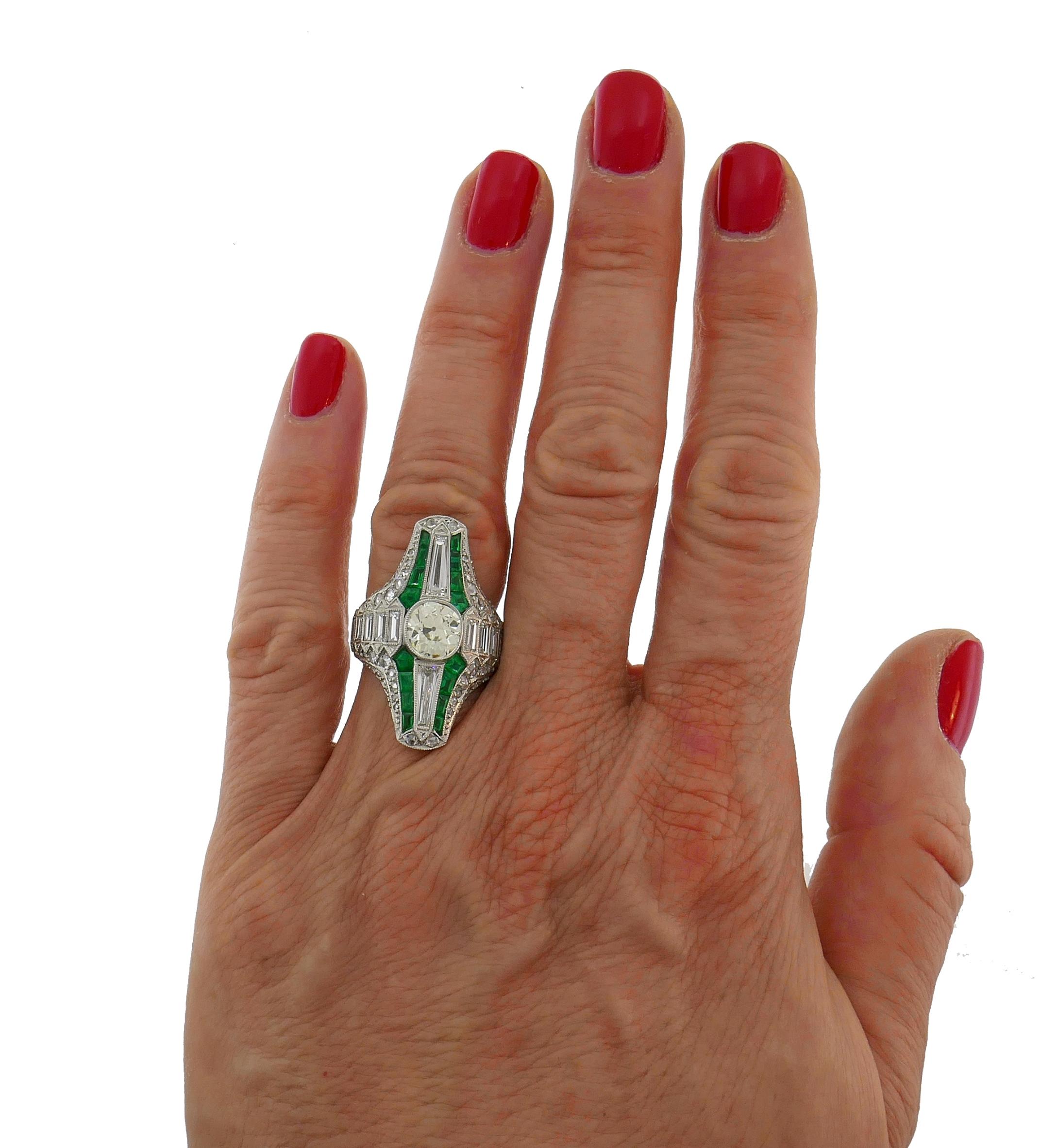 Klassischer Art-Déco-Ring. Der elegante, zeitlose und feminine Ring ist eine großartige Ergänzung für Ihre Schmucksammlung. 
Der Ring ist aus Platin gefertigt und mit einem alten Diamanten im Kissenschliff (1,60 Karat, Farbe O-P und Reinheit VS21)