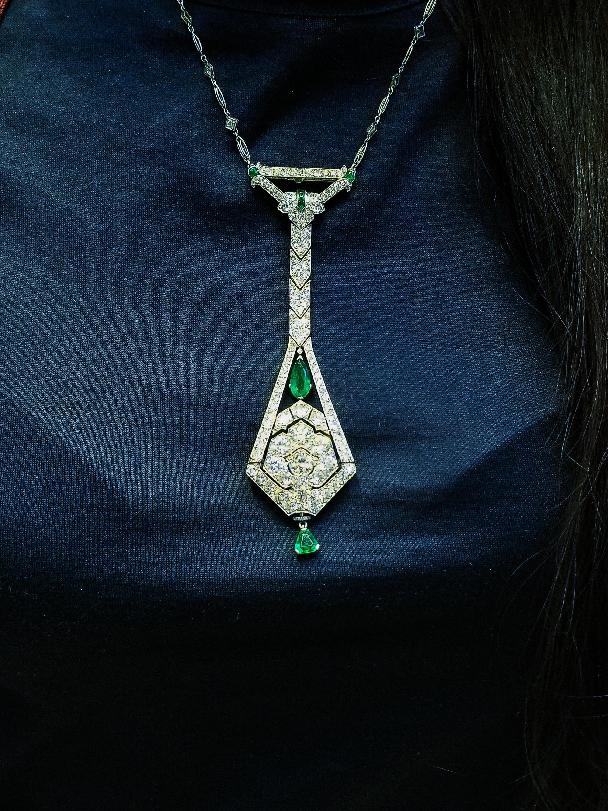 Art Deco Diamant-Smaragd-Platin-Uhr-Anhänger-Halskette für Damen oder Herren im Angebot