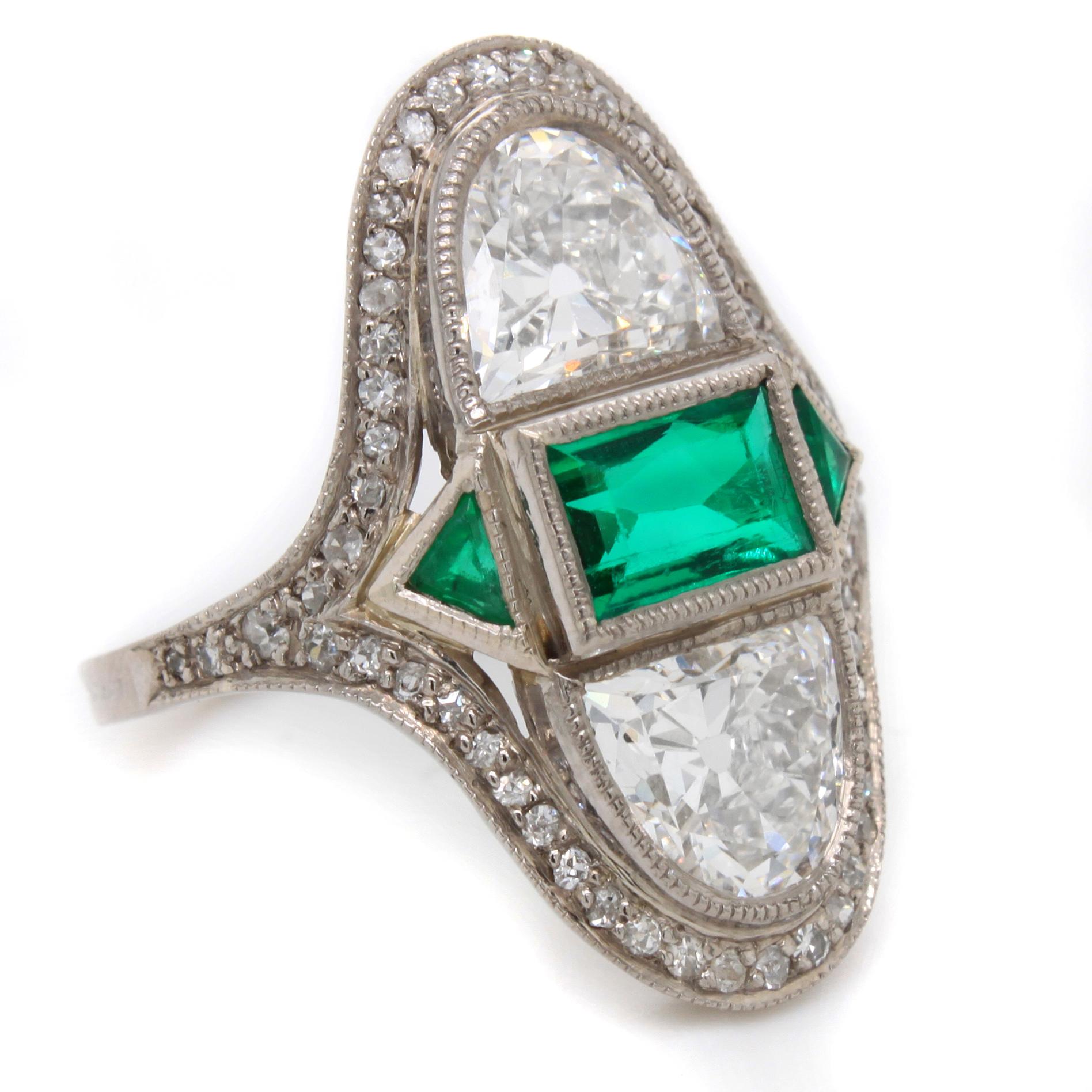 Art Deco Diamond Emerald Ring, ca. 1900s In Excellent Condition In Idar-Oberstein, DE