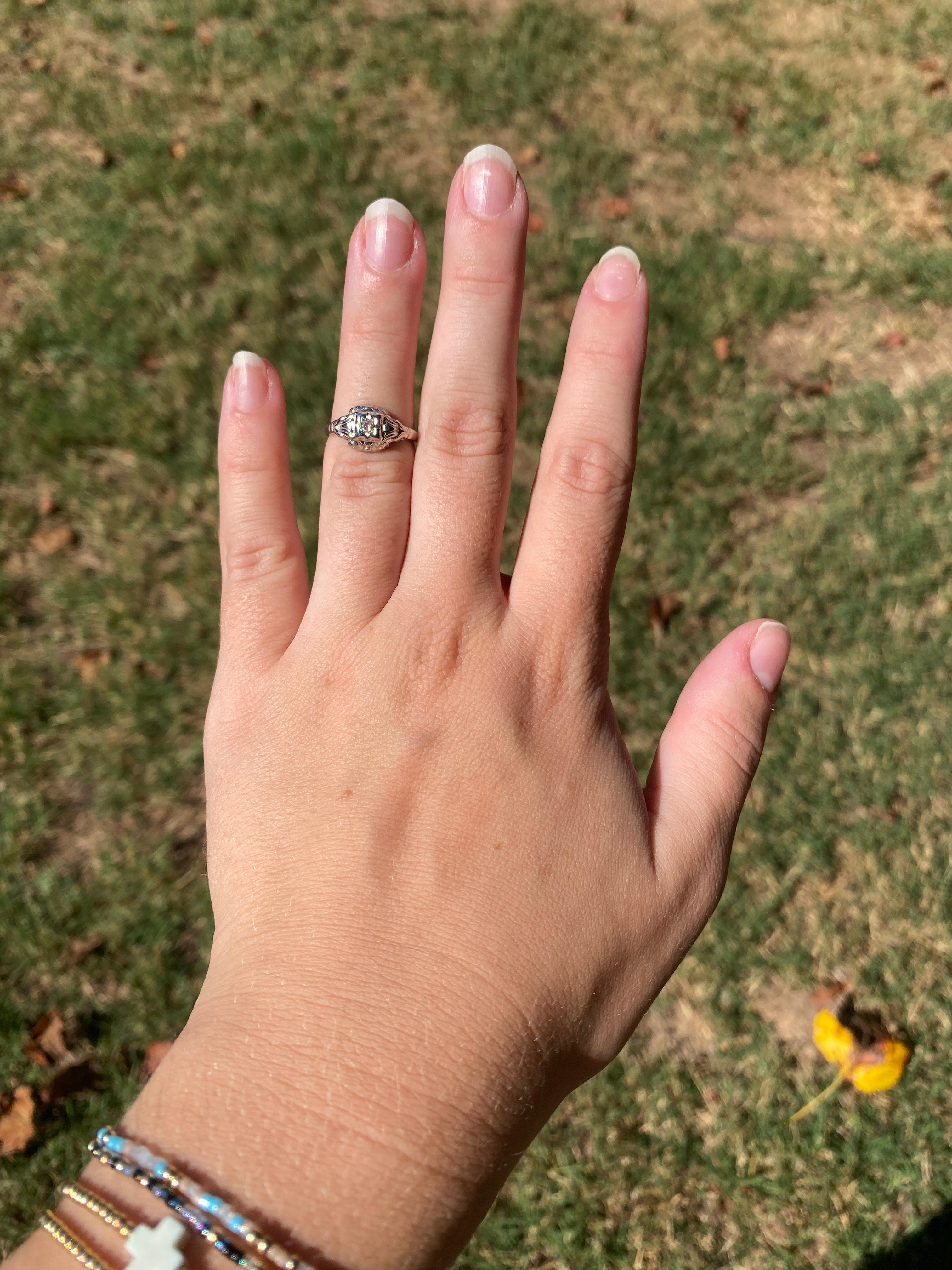 Anillo de compromiso de diamantes Art Decó, oro blanco de 18 quilates, tamaño del anillo 4,25 en venta 1