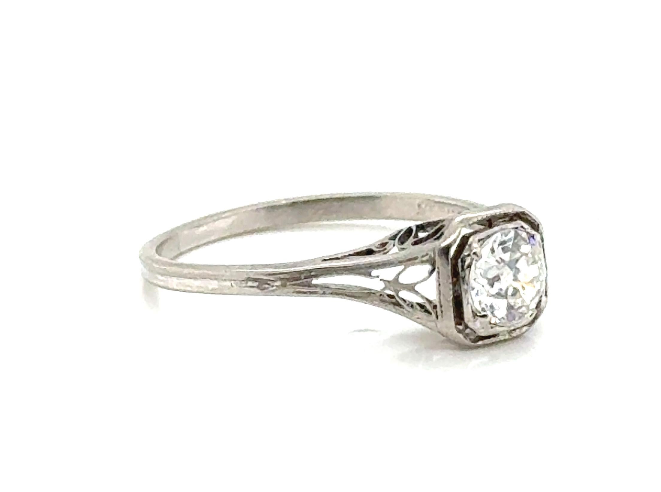 Art Déco Anello di fidanzamento con diamante Art Deco da 0,40 carati solitario in filigrana estratto nel 1930 in platino in vendita