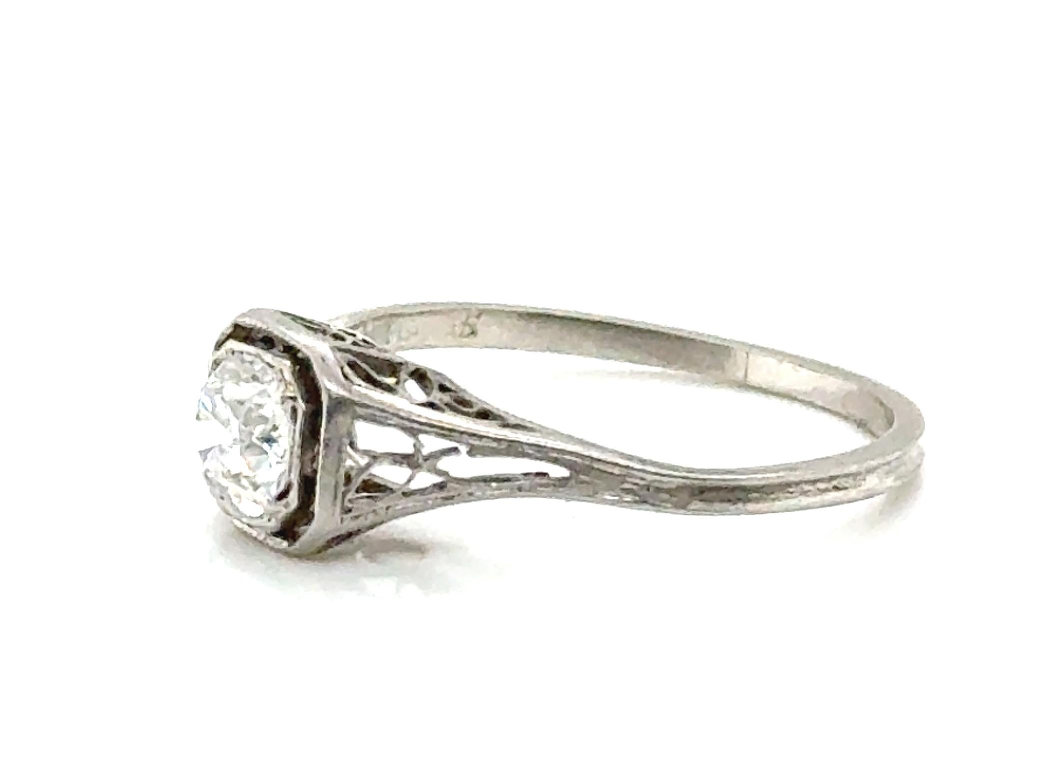 Taglio antico europeo Anello di fidanzamento con diamante Art Deco da 0,40 carati solitario in filigrana estratto nel 1930 in platino in vendita