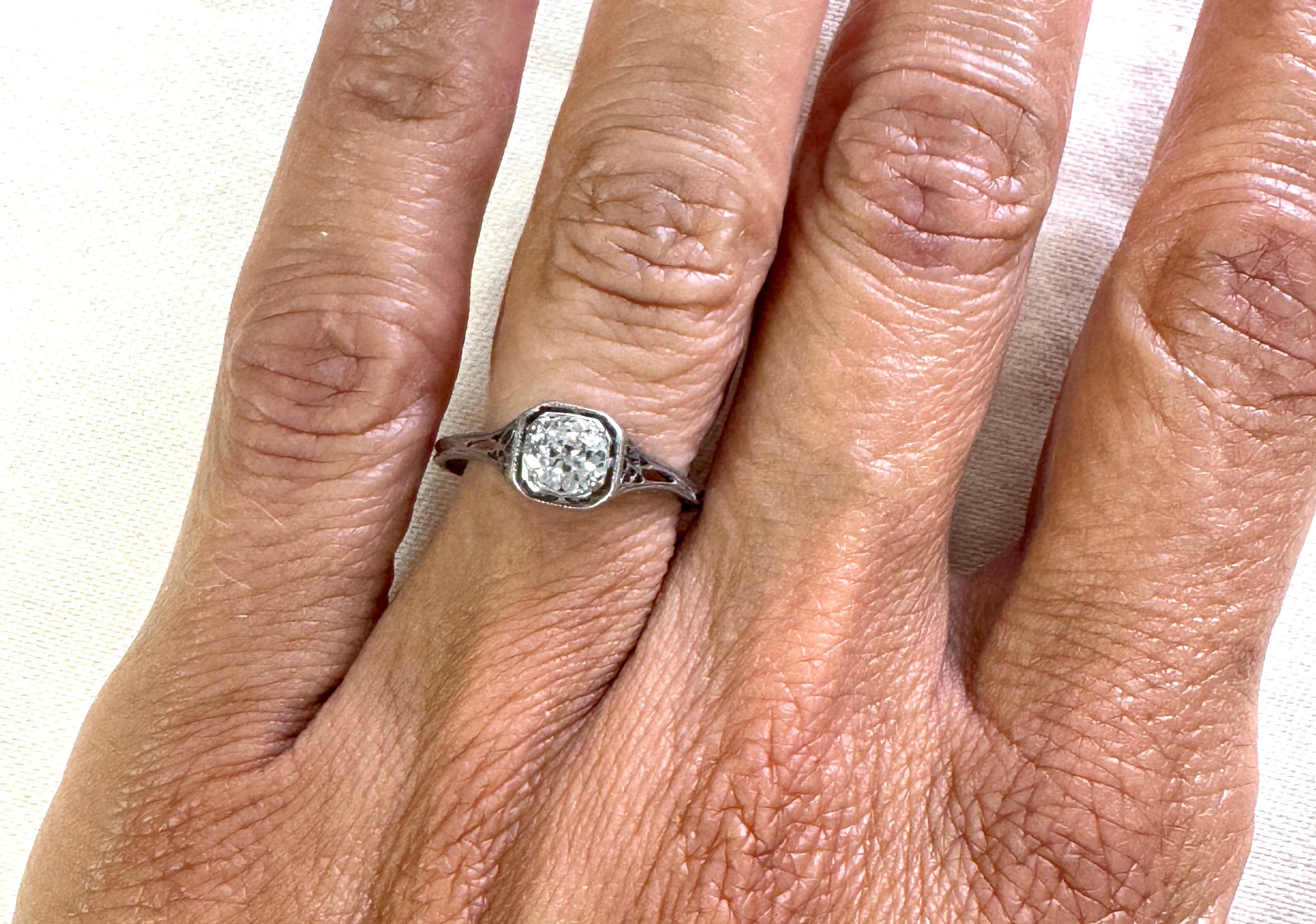 Anello di fidanzamento con diamante Art Deco da 0,40 carati solitario in filigrana estratto nel 1930 in platino in vendita 1