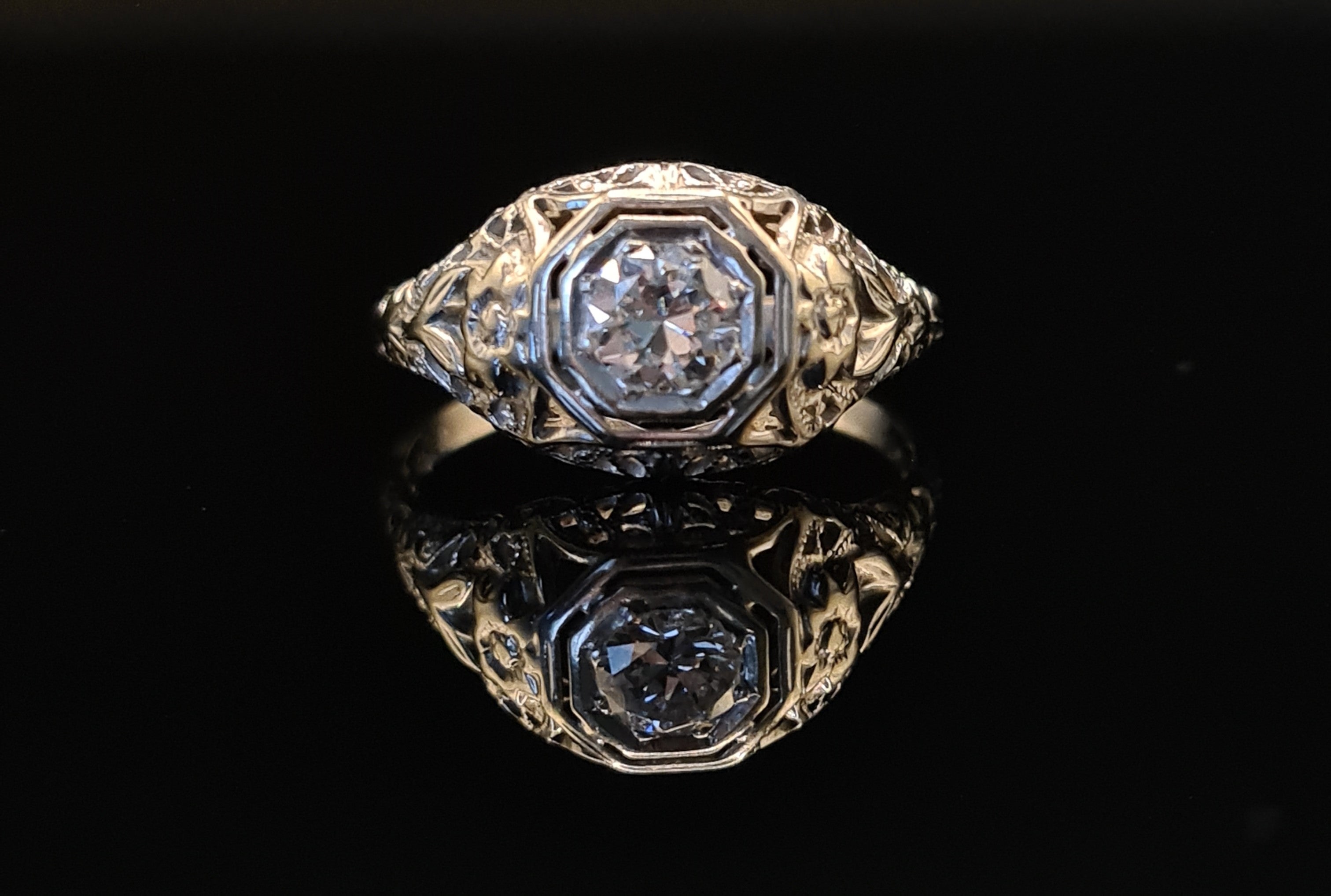 Schöner antiker Art-Deco-Diamant-Verlobungsring.

Primärstein
Form und Schliff: Übergangsweise runder Brillant
Abmessungen: 4,85 x 2,88 mm
Gewicht: *0,41 Karat
Reinheitsgrad: I1
Farbskala: E-F
Proportionen: Tiefe: 59,4%, 64%; Gürtel: dünn bis