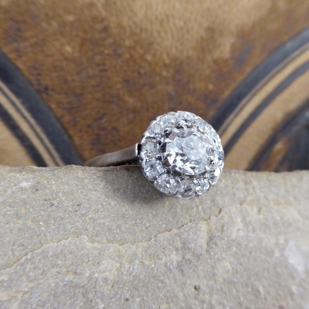 Art Deco Diamond Ring in 18 Carat White Gold and Platinum, 0.85 Carat Centre 2