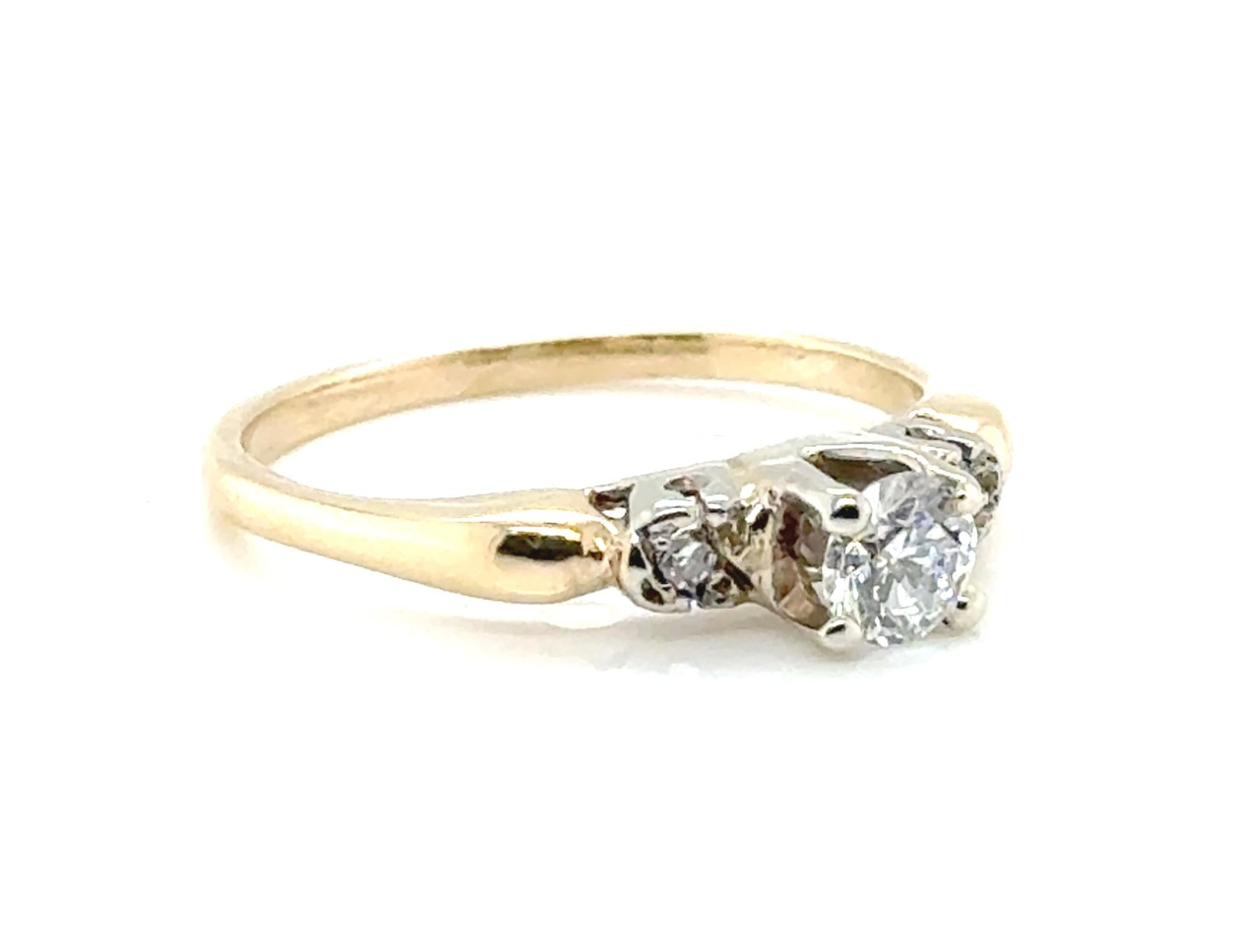 Vero e proprio anello di fidanzamento originale in stile Art Deco degli anni '30-'40 con diamante da 42 carati in oro giallo 14 carati  


Diamonds Mine genuino e naturale, con un taglio brillante rotondo di 0,36 ct. 

100% diamanti naturali