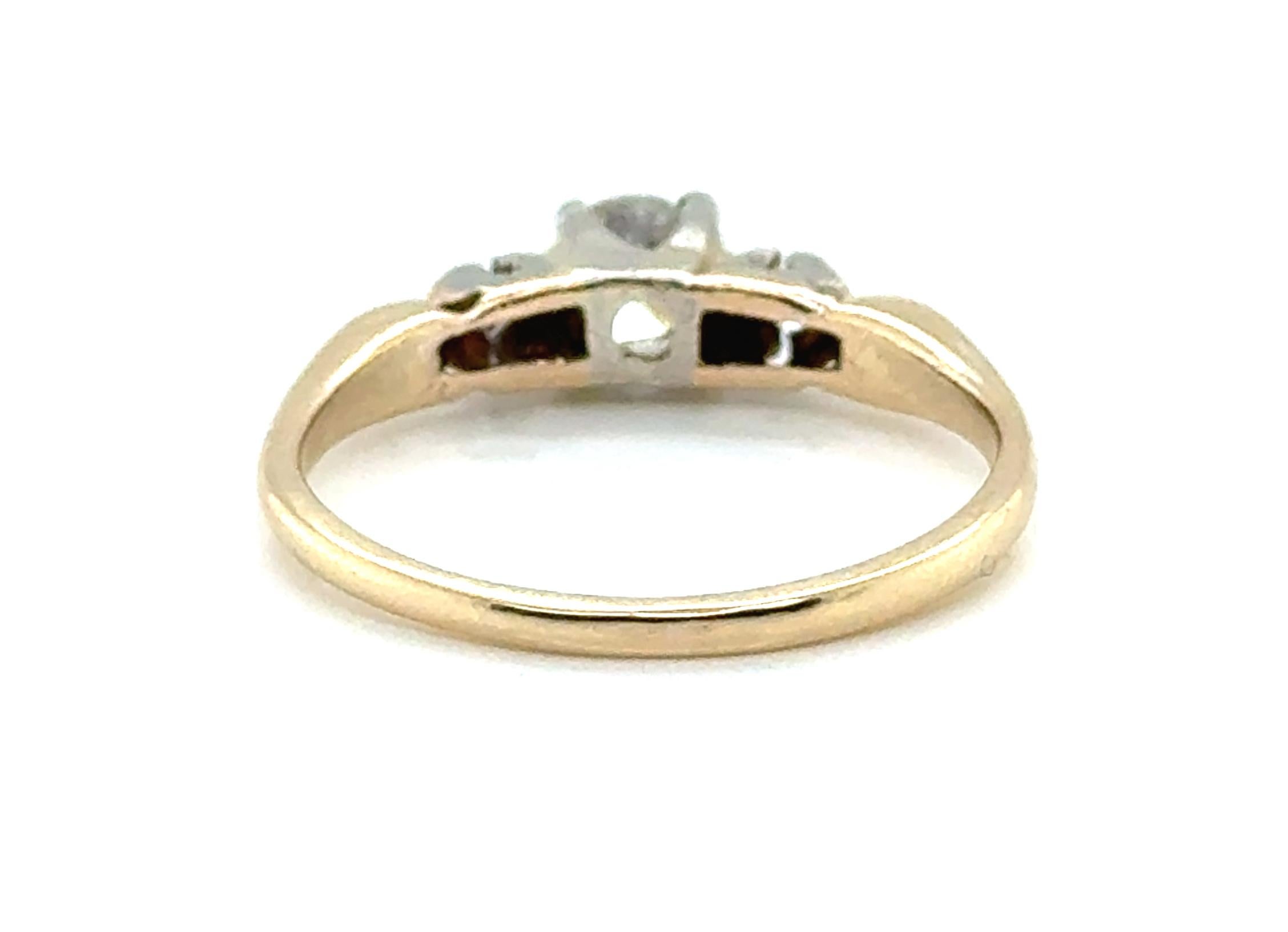 Taglio rotondo Anello di fidanzamento con diamante Art Deco coniato da 0,42 carati, originale degli anni '30-'40, giallo 14 carati. in vendita