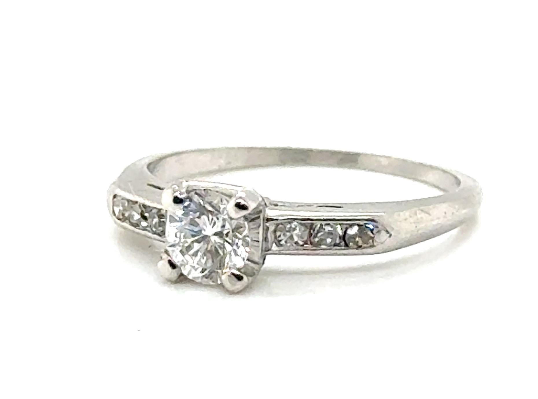 Anello di fidanzamento con solitario di diamanti originale degli anni '30-'40 con un taglio di .52ct


Caratterizzato da un vero diamante rotondo taglio Brilliante di .40ct, estratto in modo naturale, al centro.

Dettagli incisi a mano

Mettiamo dei