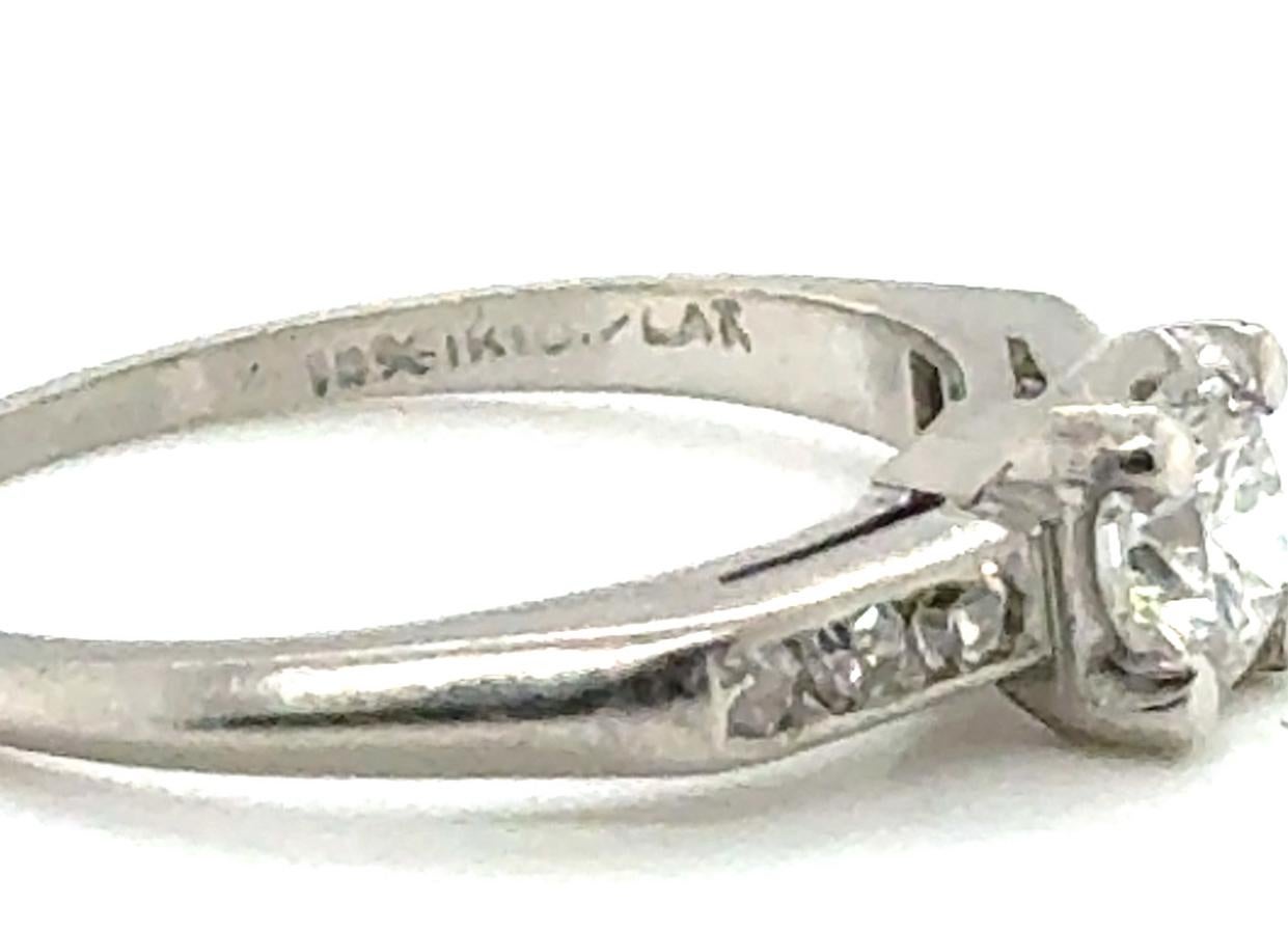 Taglio rotondo Anello di fidanzamento con diamante Art Deco coniato da 0,52 carati originale degli anni '30-'40 in platino in vendita